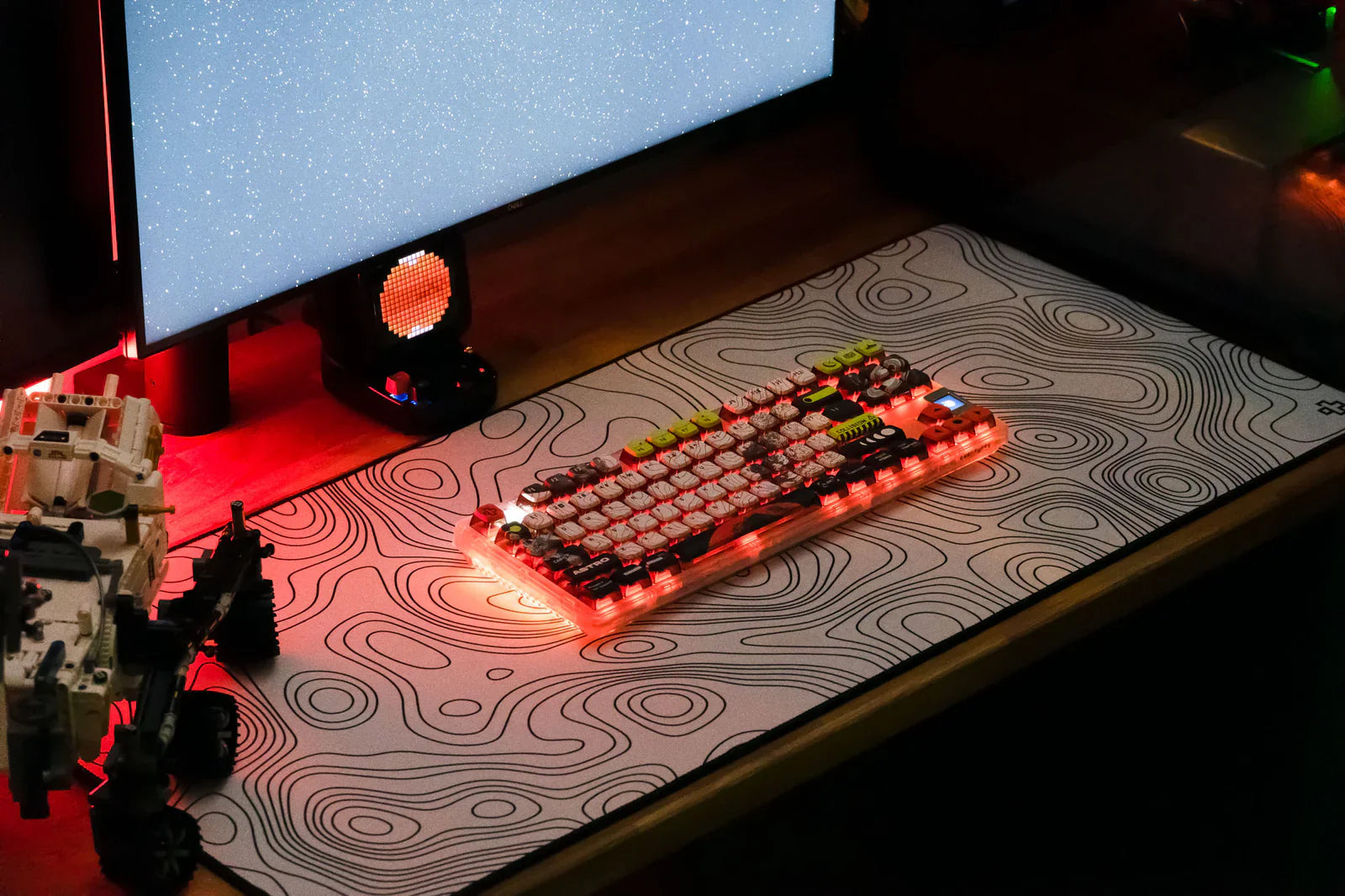 Deskmat gamingowy QwertyKey Astro Topographic, wodoodporny, obszyte krawędzie, 4 mm, antypoślizgowy gumowy spód