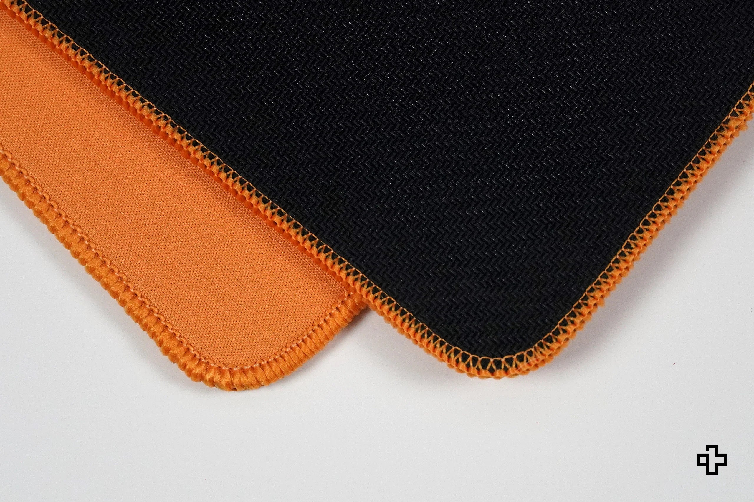 Deskmat / podkładka pod mysz QwertyKey x ClipFixTV 4 mm obszyte krawędzie