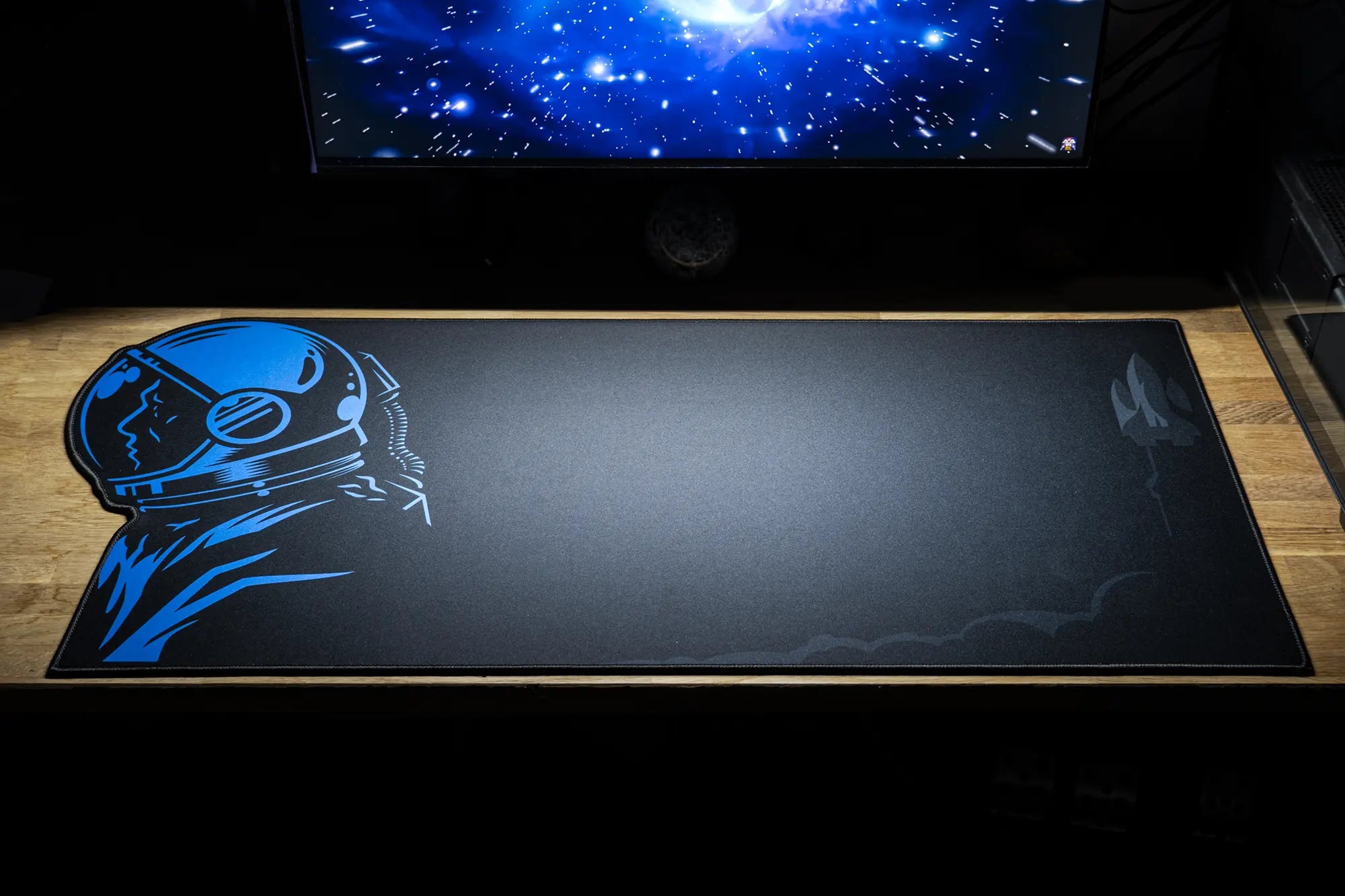 Deskmat / podkładka pod mysz QwertyKey Spaceman Neregulat 4 mm obszyte krawędzie
