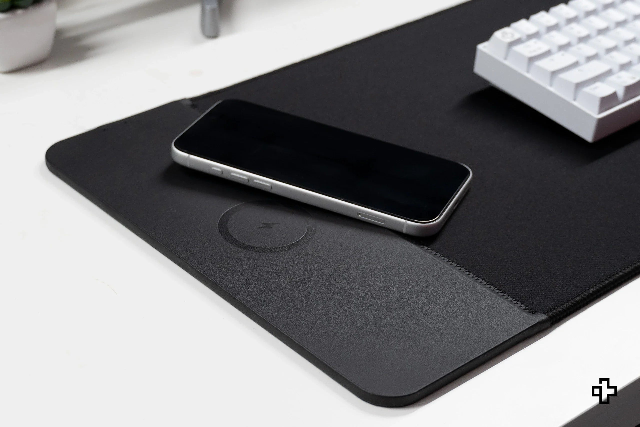 Deskmat / podkładka pod mysz z ładowaniem bezprzewodowym czarna