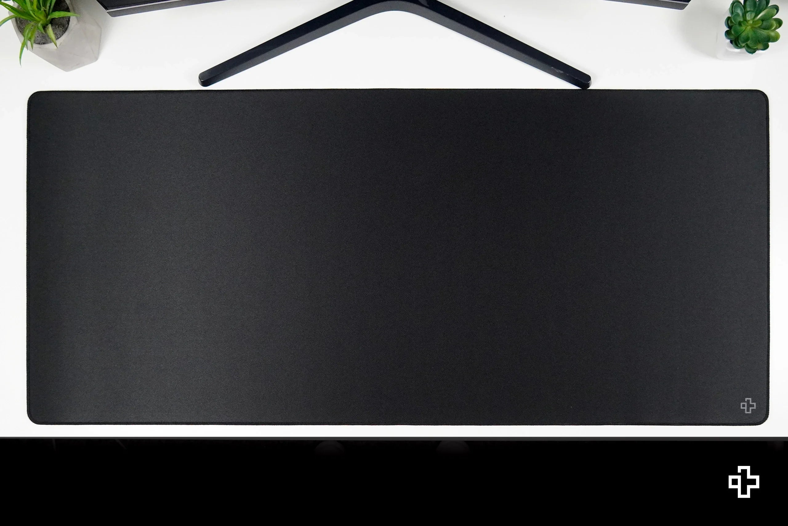 Deskmat / podkładka pod mysz QwertyKey czarna Classic prosta 4 mm obszyte krawędzie