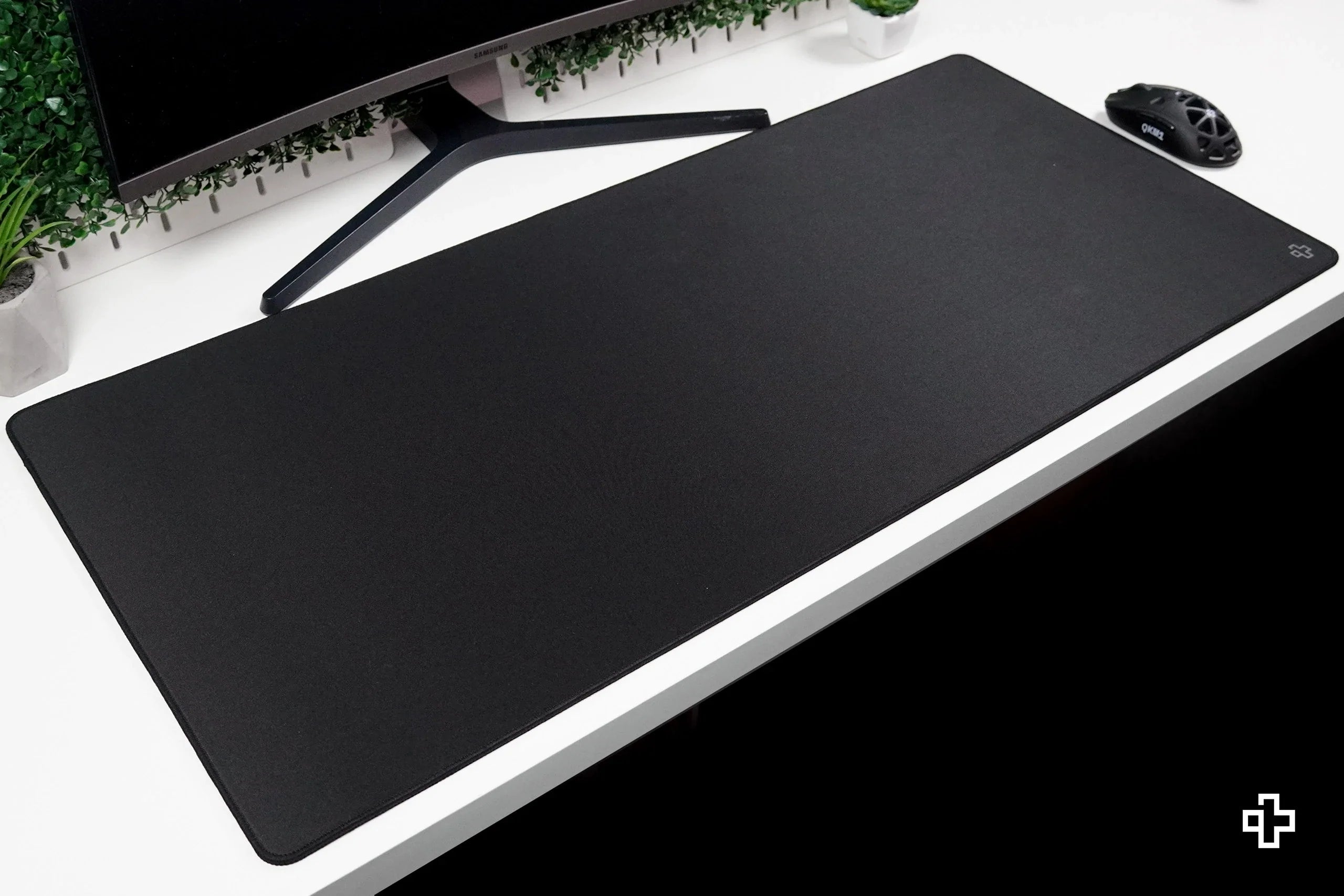 Deskmat / podkładka pod mysz QwertyKey czarna Classic prosta 4 mm obszyte krawędzie