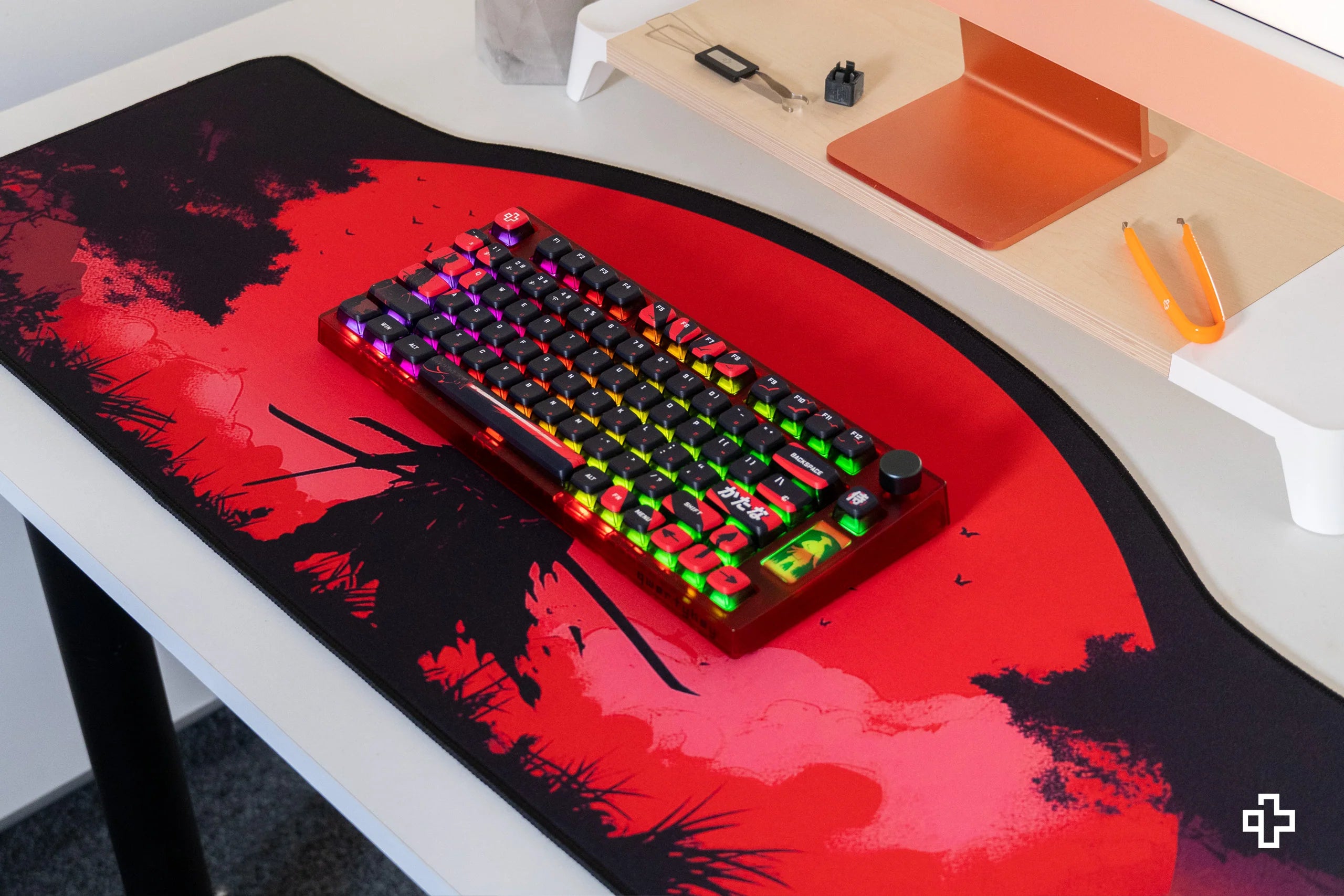 Deskmat gamingowy QwertyKey Samurai, wodoodporny, obszyte krawędzie, 4 mm, antypoślizgowy gumowy spód