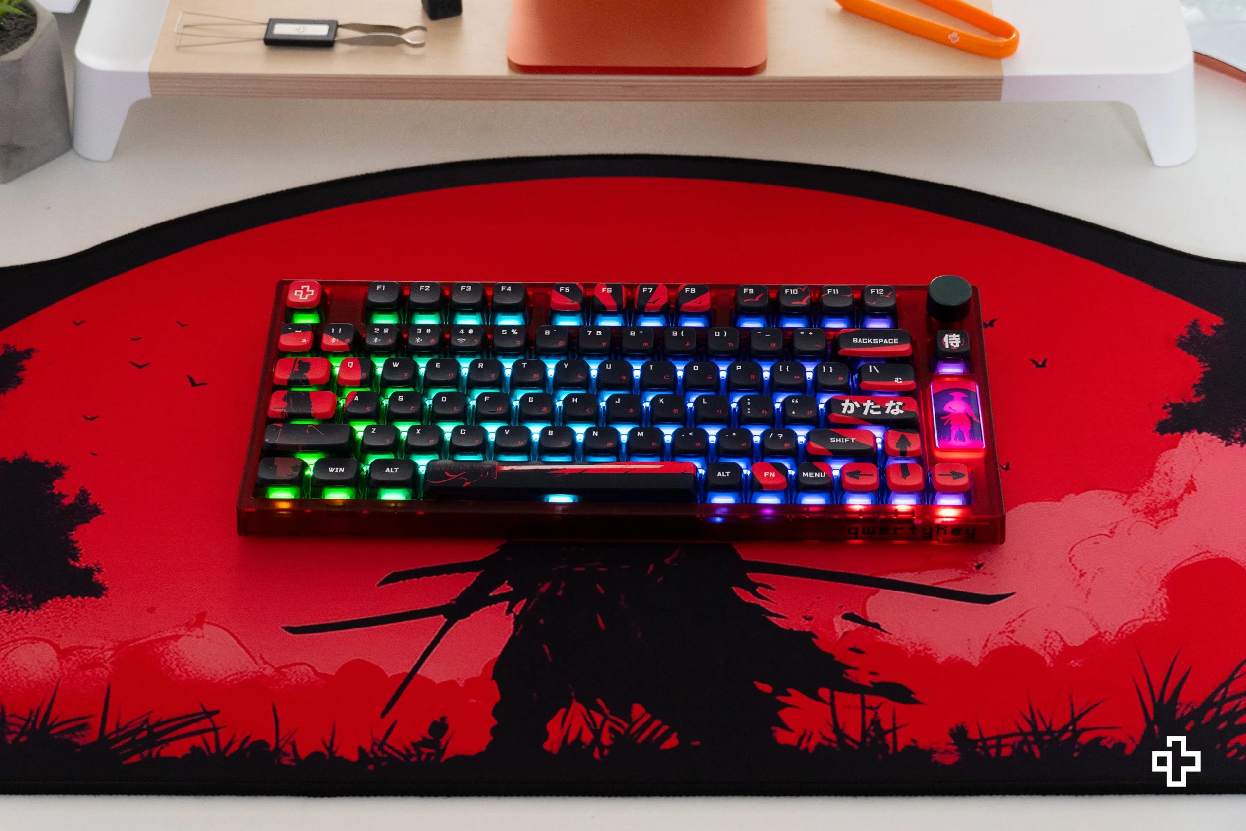 Deskmat gamingowy QwertyKey Samurai, wodoodporny, obszyte krawędzie, 4 mm, antypoślizgowy gumowy spód