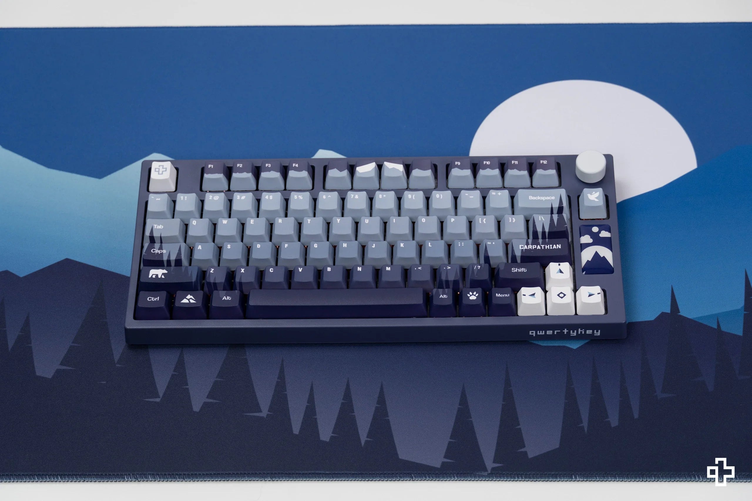 Deskmat / podkładka pod mysz QwertyKey Carpathian 4 mm obszyte krawędzie