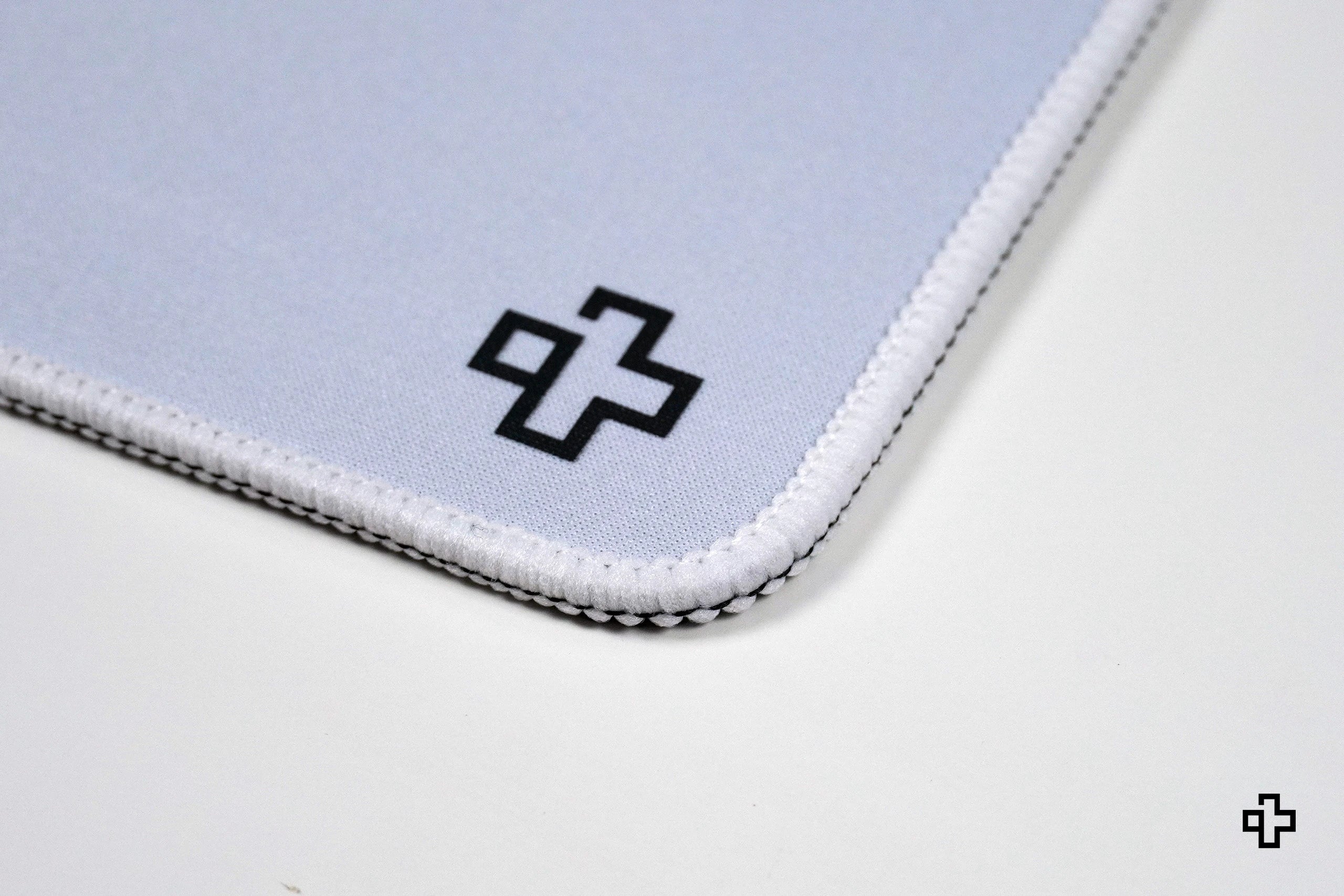Deskmat / podkładka pod mysz QwertyKey biała Classic prosta 4 mm obszyte krawędzie