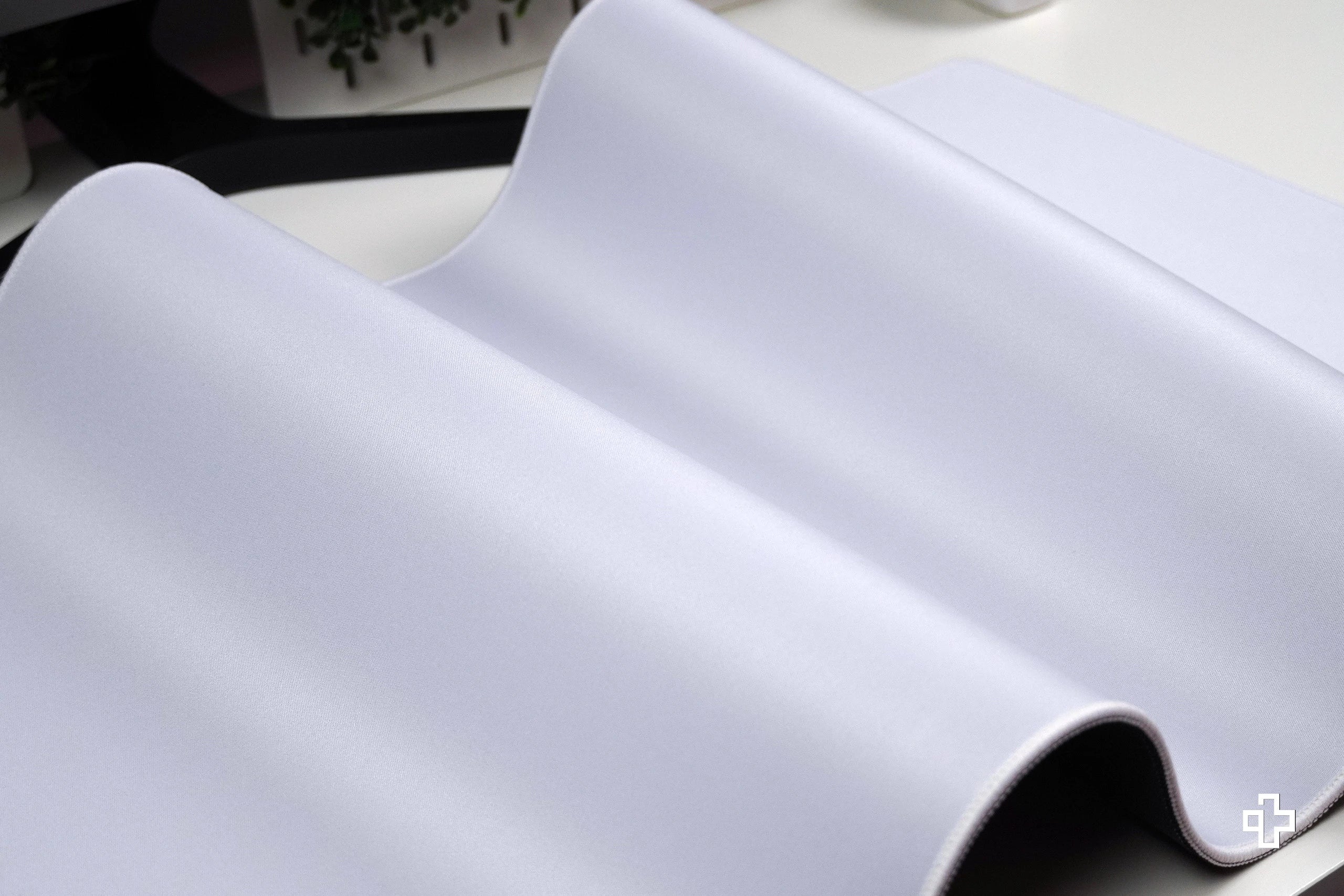 Deskmat / podkładka pod mysz QwertyKey biała Classic prosta 4 mm obszyte krawędzie