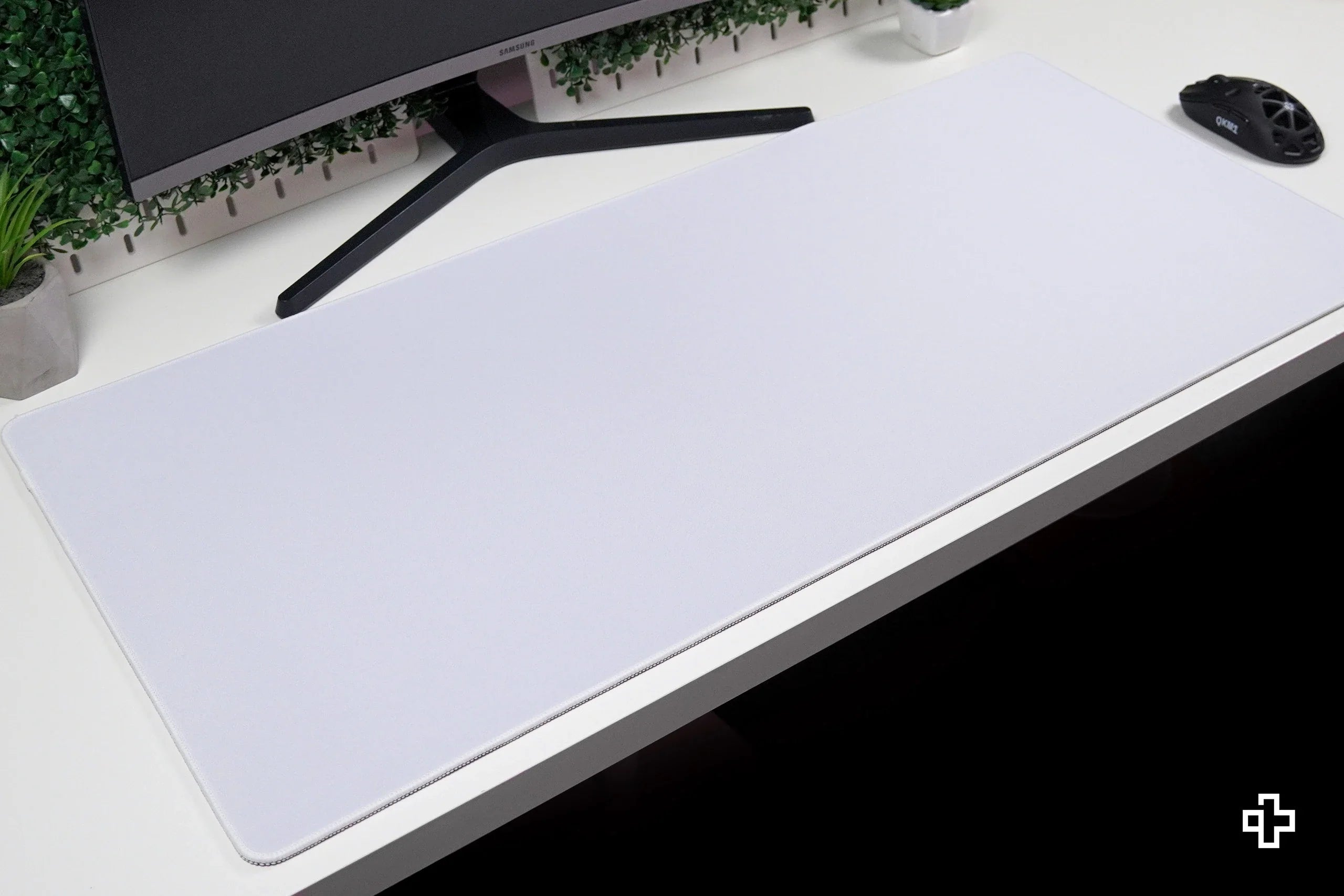 Deskmat / podkładka pod mysz QwertyKey biała Classic prosta 4 mm obszyte krawędzie