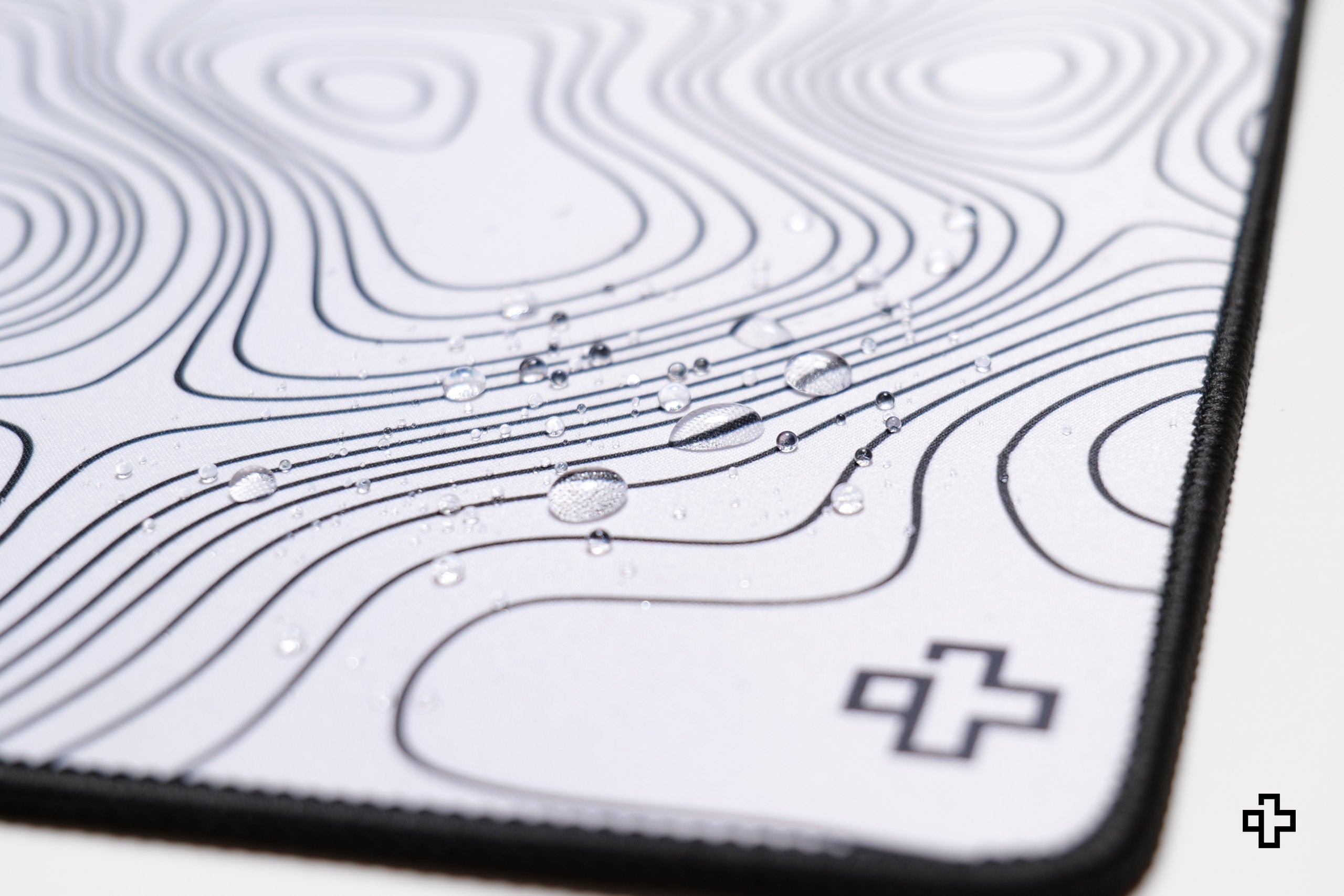 Deskmat gamingowy QwertyKey Astro Topographic, wodoodporny, obszyte krawędzie, 4 mm, antypoślizgowy gumowy spód