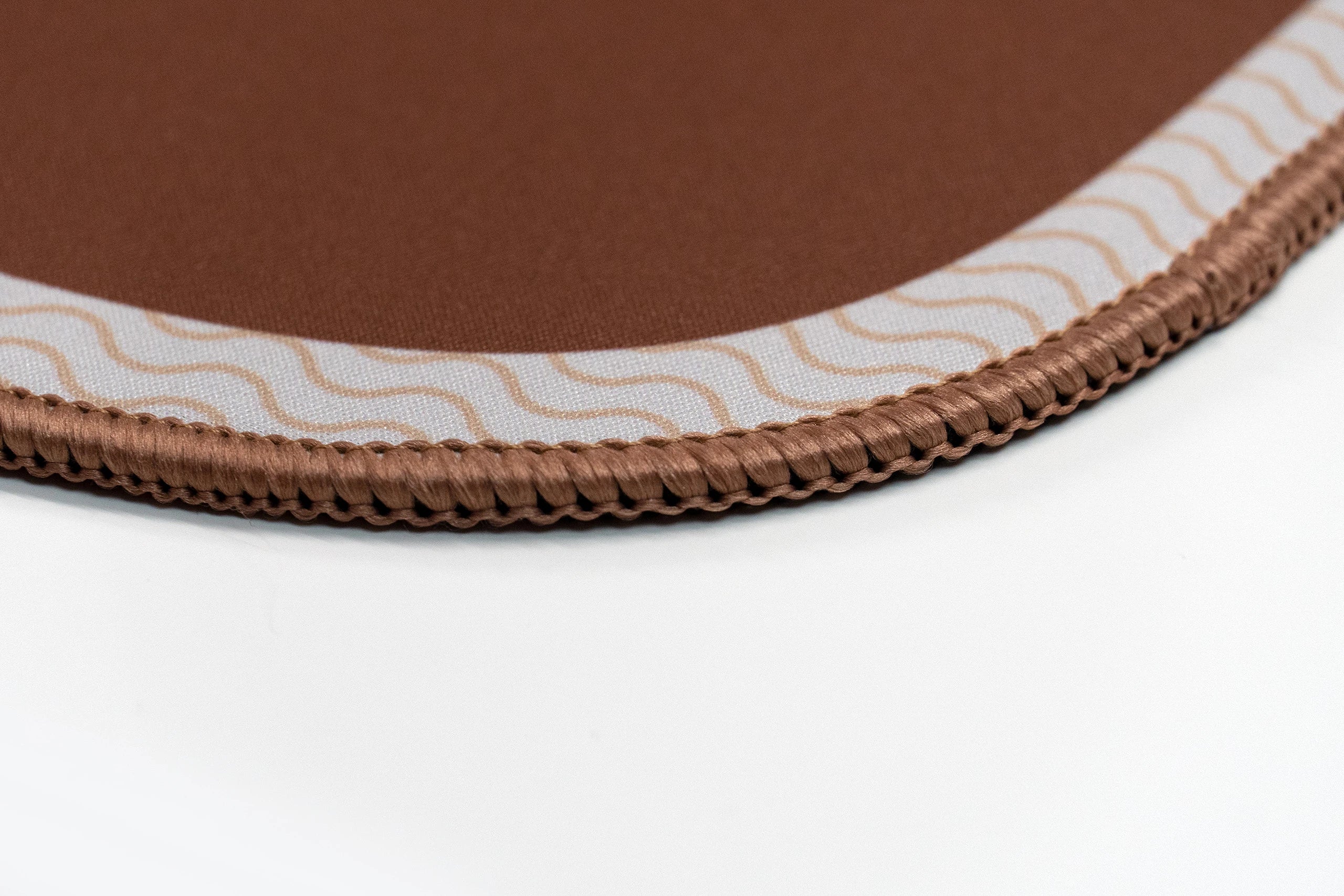 Deskmat gamingowy QwertyKey Coffee, wodoodporny, obszyte krawędzie, 4 mm, antypoślizgowy gumowy spód
