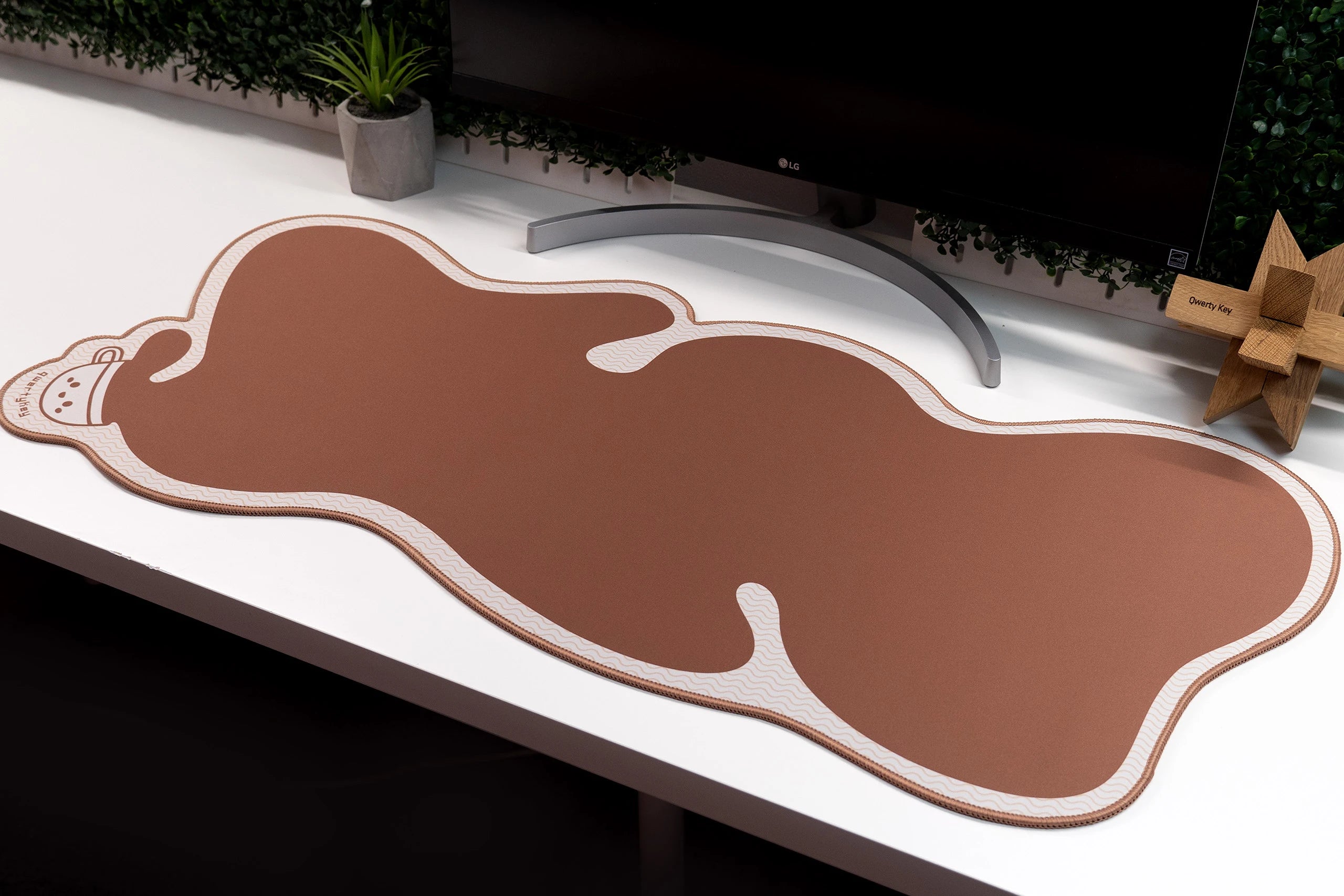 Deskmat gamingowy QwertyKey Coffee, wodoodporny, obszyte krawędzie, 4 mm, antypoślizgowy gumowy spód