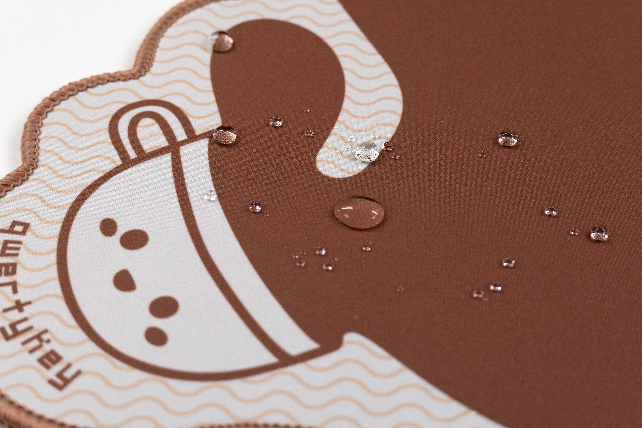 Deskmat gamingowy QwertyKey Coffee, wodoodporny, obszyte krawędzie, 4 mm, antypoślizgowy gumowy spód