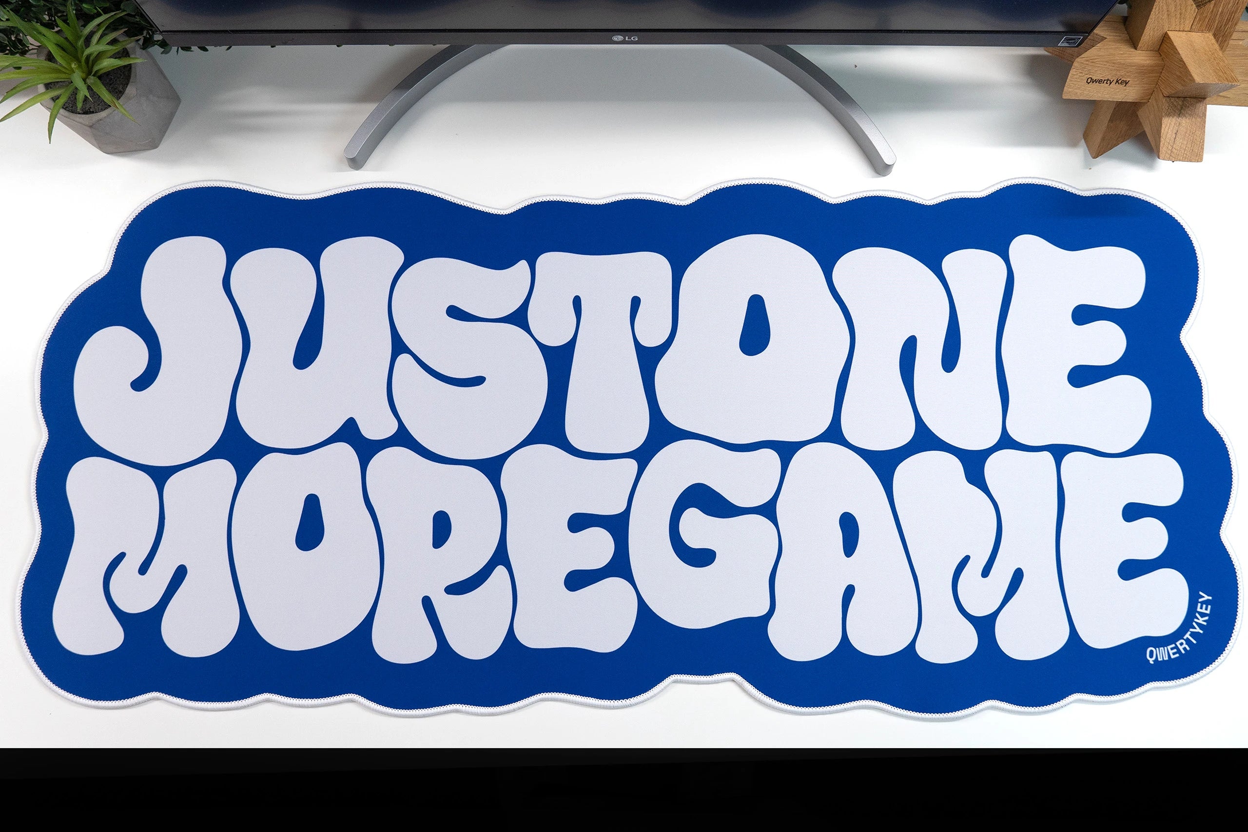 Deskmat gamingowy QwertyKey Game, wodoodporny, obszyte krawędzie, 4 mm, antypoślizgowy gumowy spód