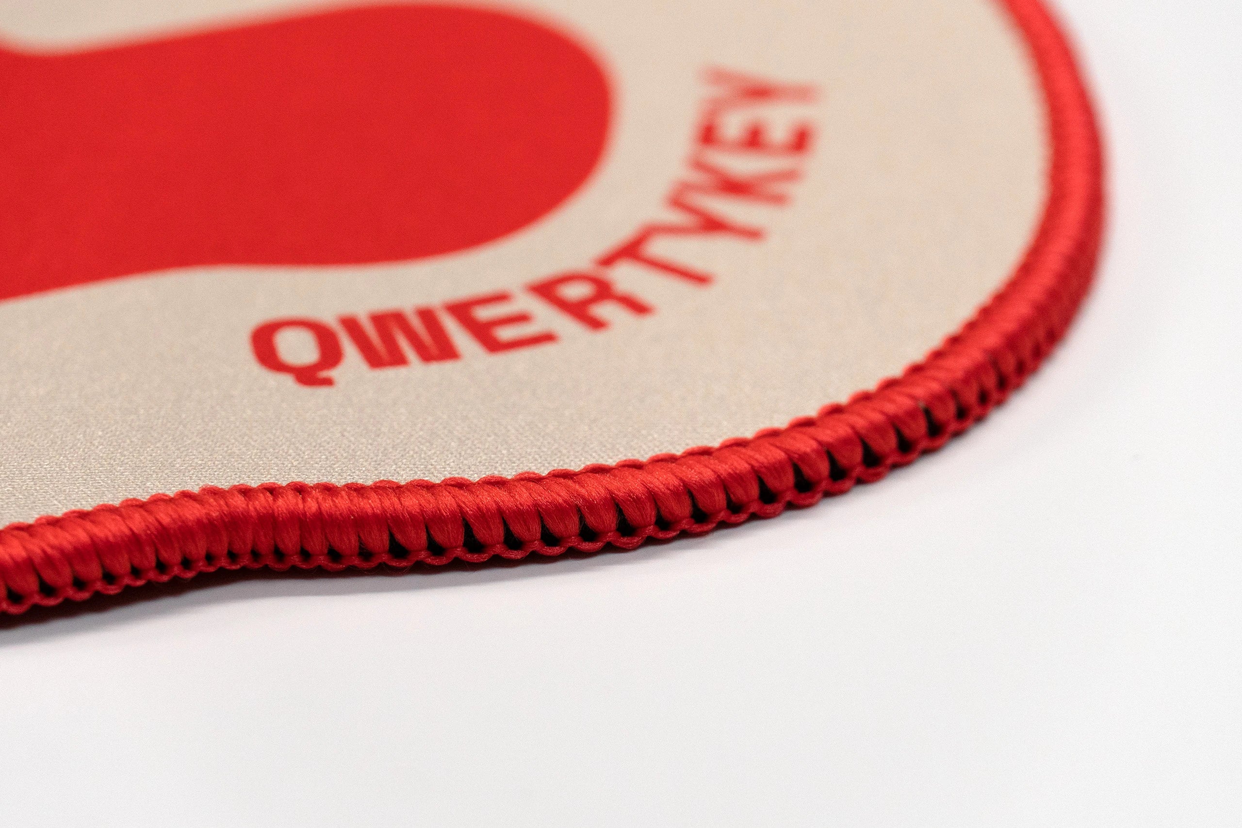 Deskmat gamingowy QwertyKey Game, wodoodporny, obszyte krawędzie, 4 mm, antypoślizgowy gumowy spód