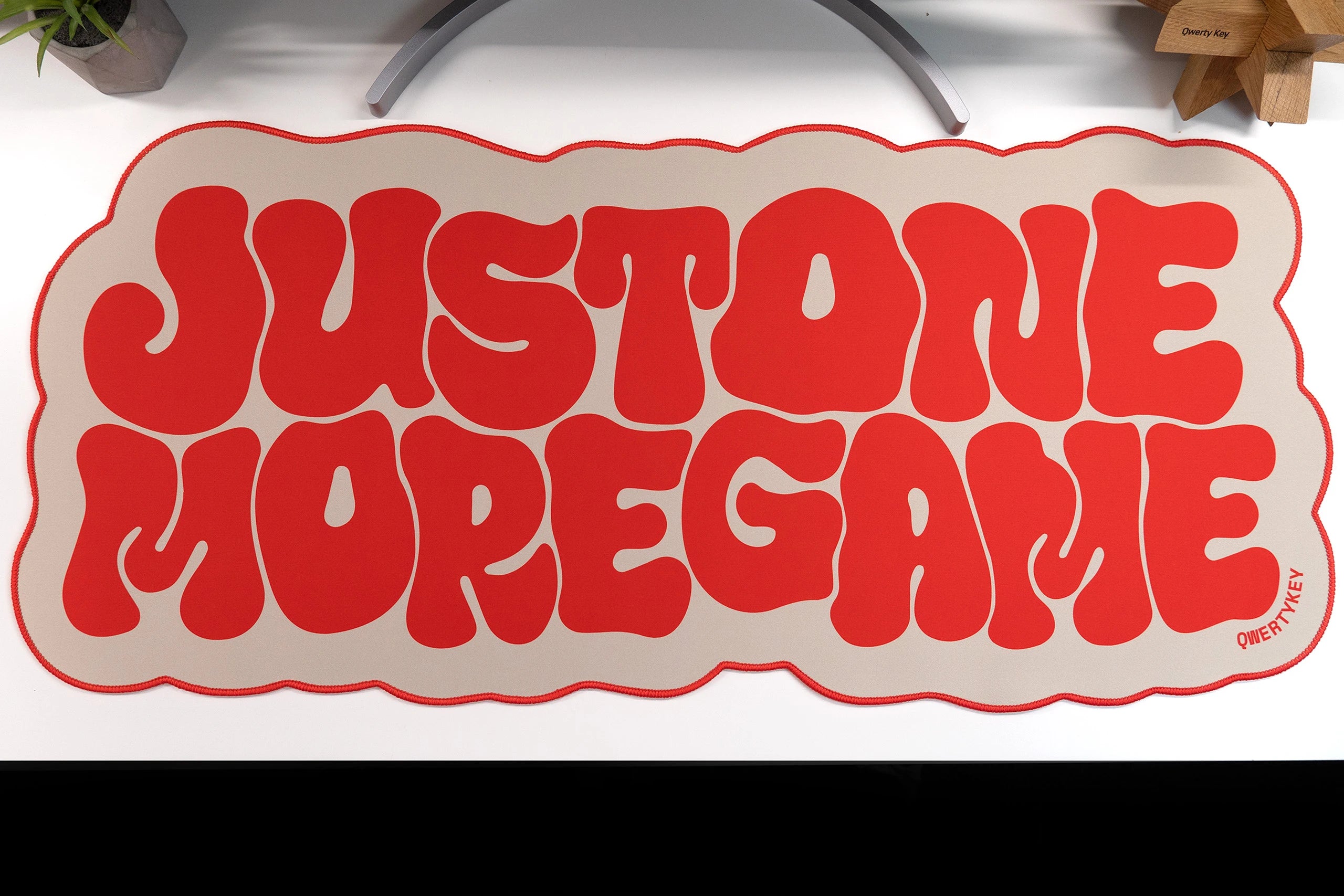 Deskmat gamingowy QwertyKey Game, wodoodporny, obszyte krawędzie, 4 mm, antypoślizgowy gumowy spód