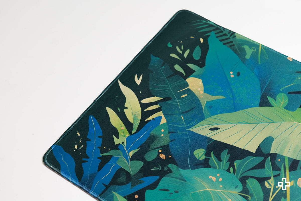 Deskmat gamingowy QwertyKey Leaf, wodoodporny, obszyte krawędzie, 4 mm, antypoślizgowy gumowy spód