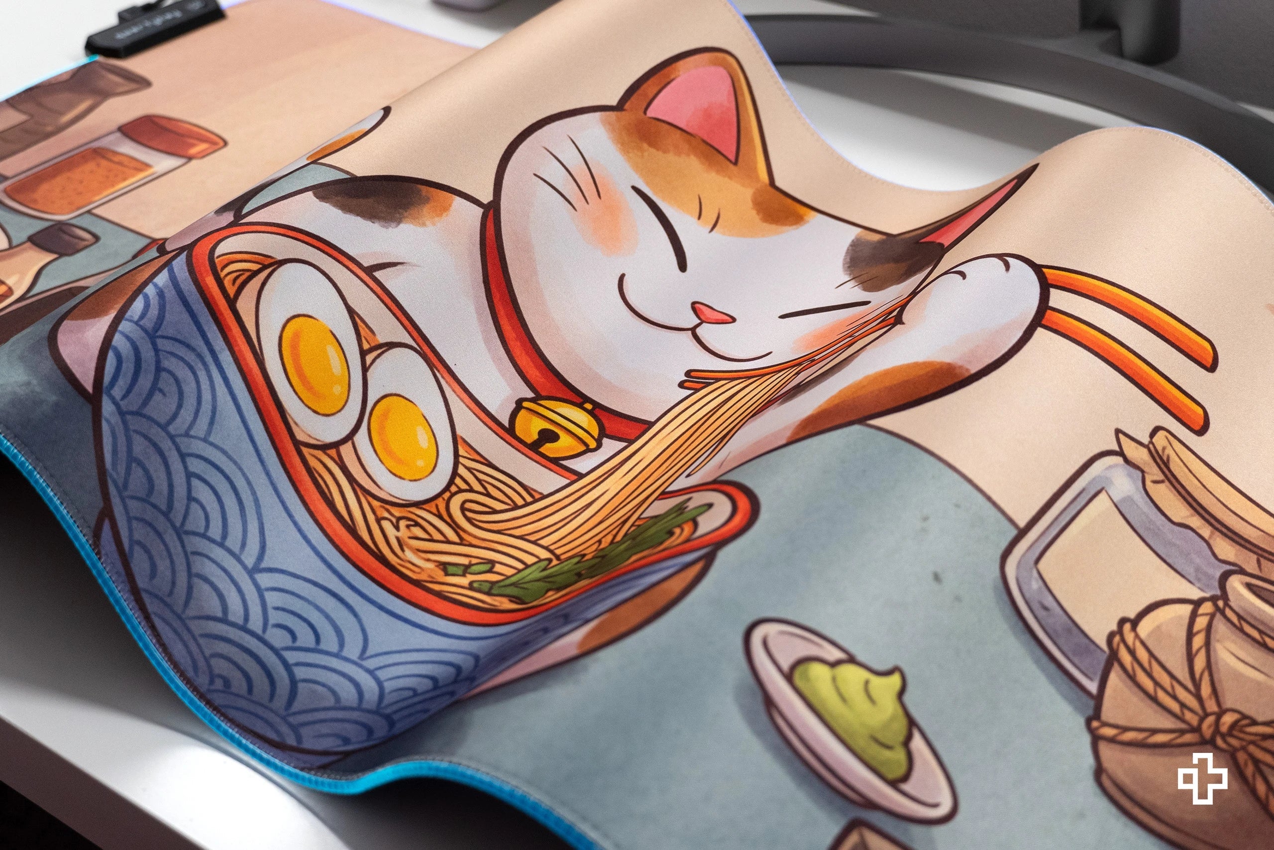 Deskmat / podkładka pod mysz Lucky Neko Ramen RGB, 4 mm, obszyte krawędzie