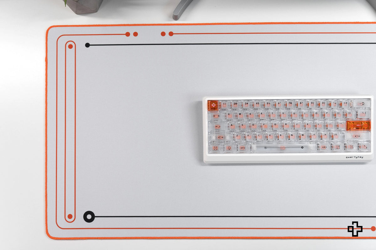 Deskmat gamingowy QwertyKey Phantom Biała, wodoodporny, obszyte krawędzie, 4 mm, antypoślizgowy gumowy spód