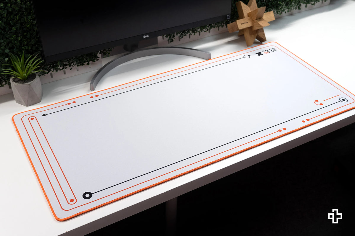 Deskmat gamingowy QwertyKey Phantom Biała, wodoodporny, obszyte krawędzie, 4 mm, antypoślizgowy gumowy spód
