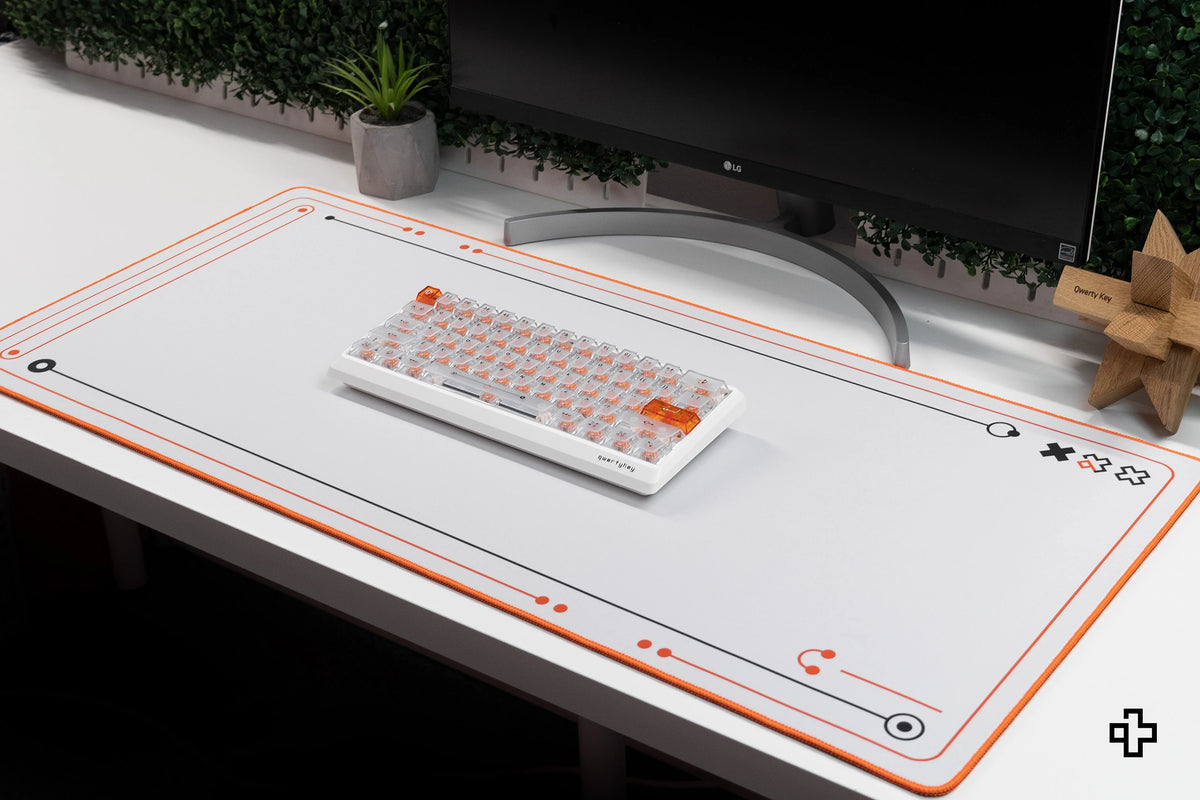 Deskmat gamingowy QwertyKey Phantom Biała, wodoodporny, obszyte krawędzie, 4 mm, antypoślizgowy gumowy spód