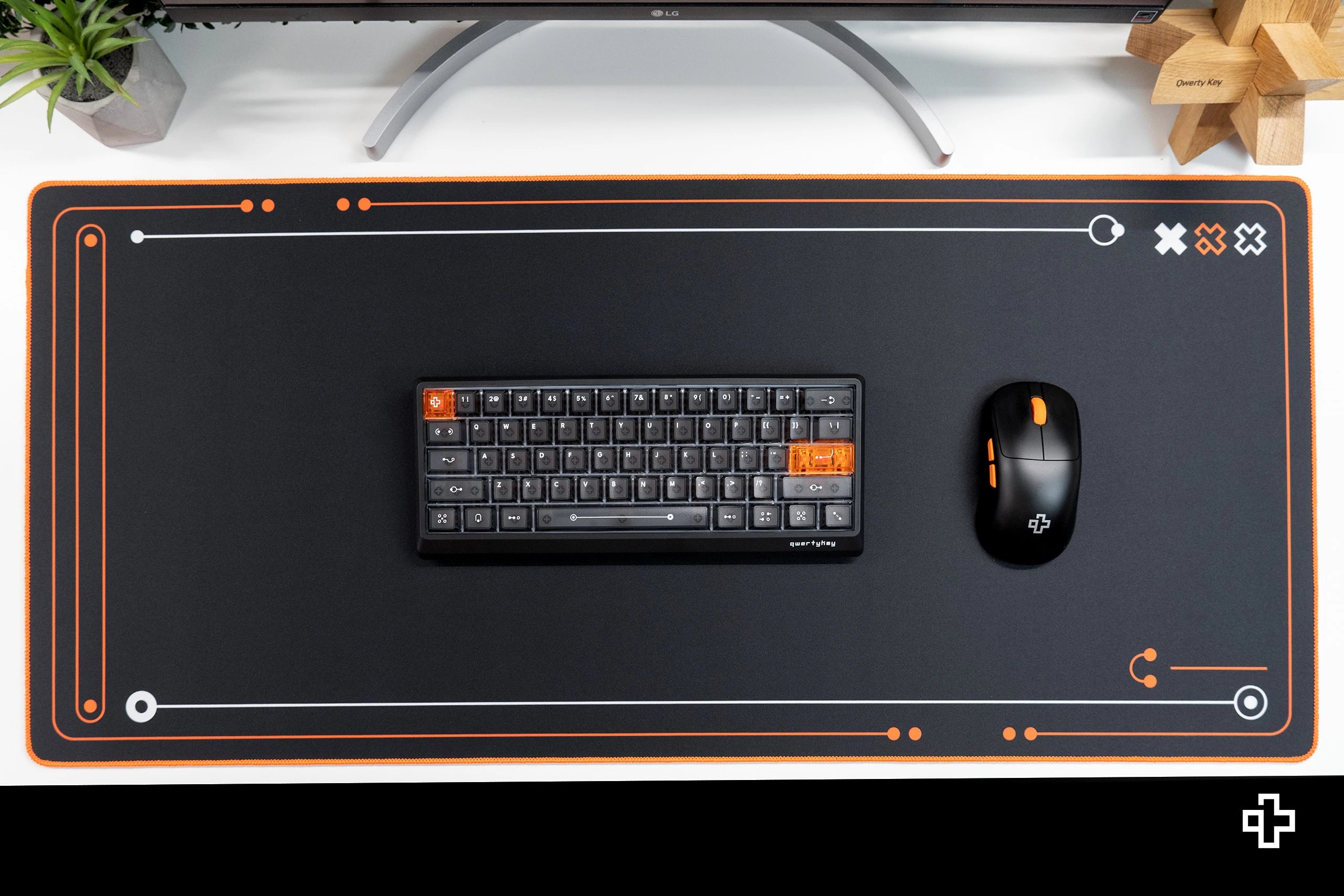 Deskmat gamingowy QwertyKey Phantom Czarna, wodoodporny, obszyte krawędzie, 4 mm, antypoślizgowy gumowy spód