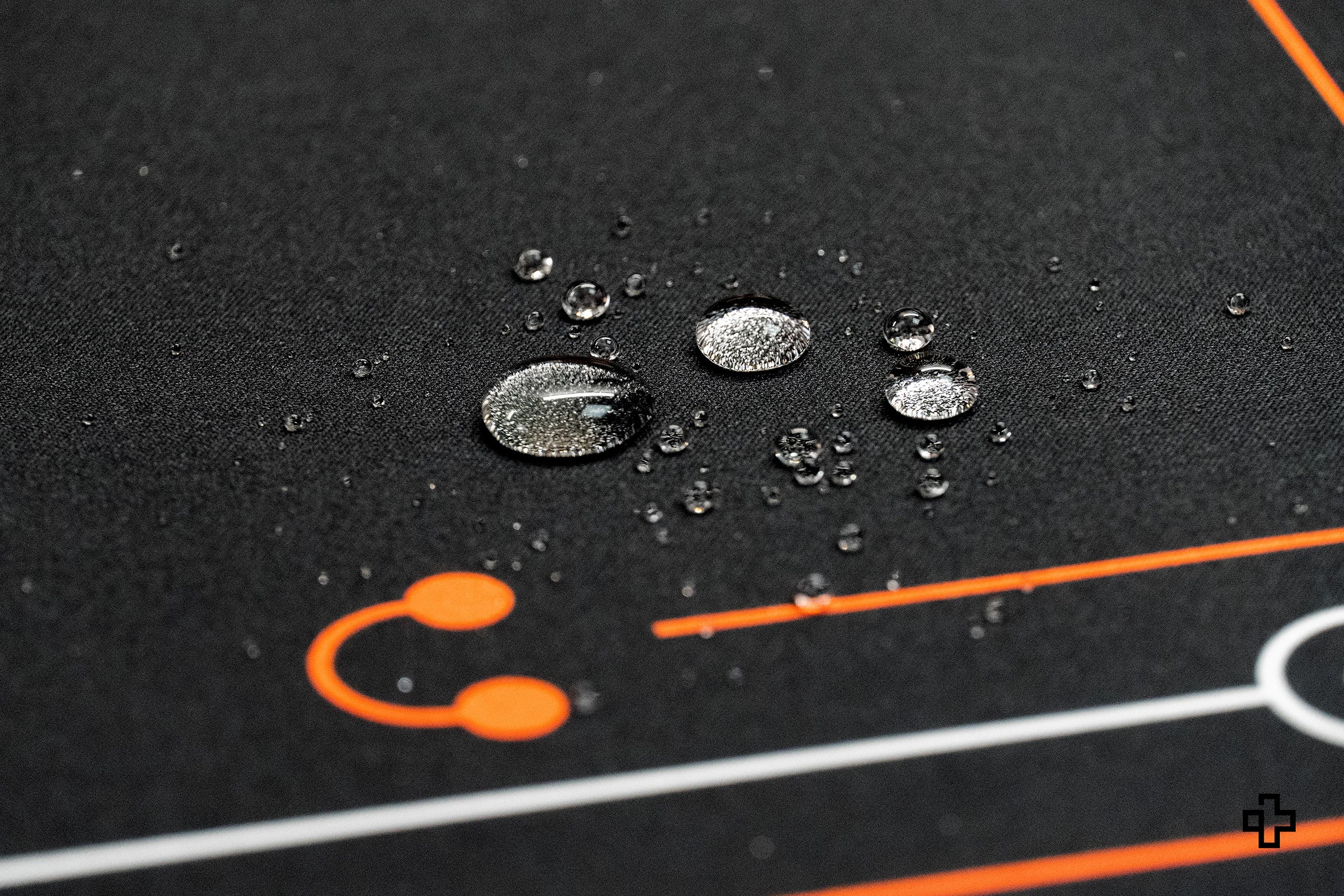 Deskmat gamingowy QwertyKey Phantom Czarna, wodoodporny, obszyte krawędzie, 4 mm, antypoślizgowy gumowy spód