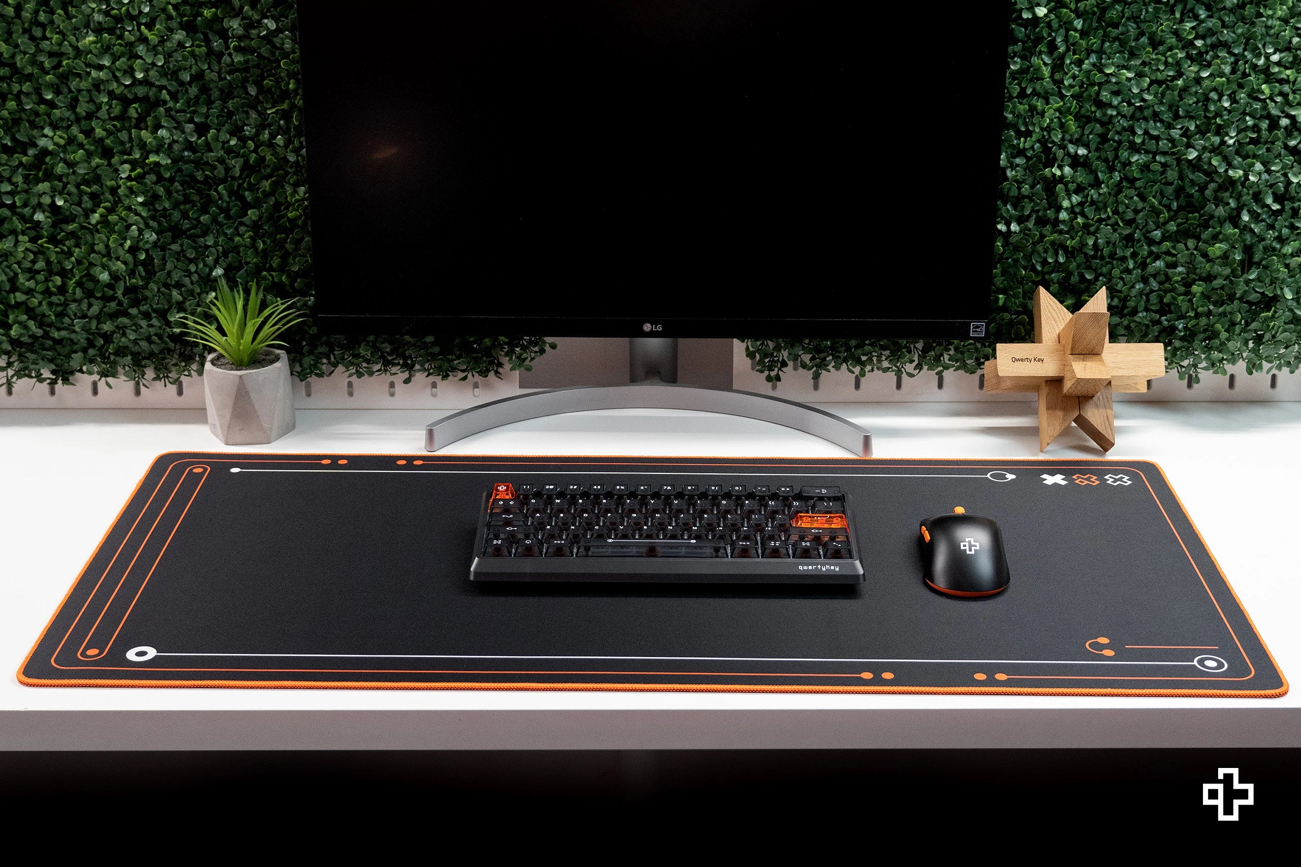Deskmat gamingowy QwertyKey Phantom Czarna, wodoodporny, obszyte krawędzie, 4 mm, antypoślizgowy gumowy spód