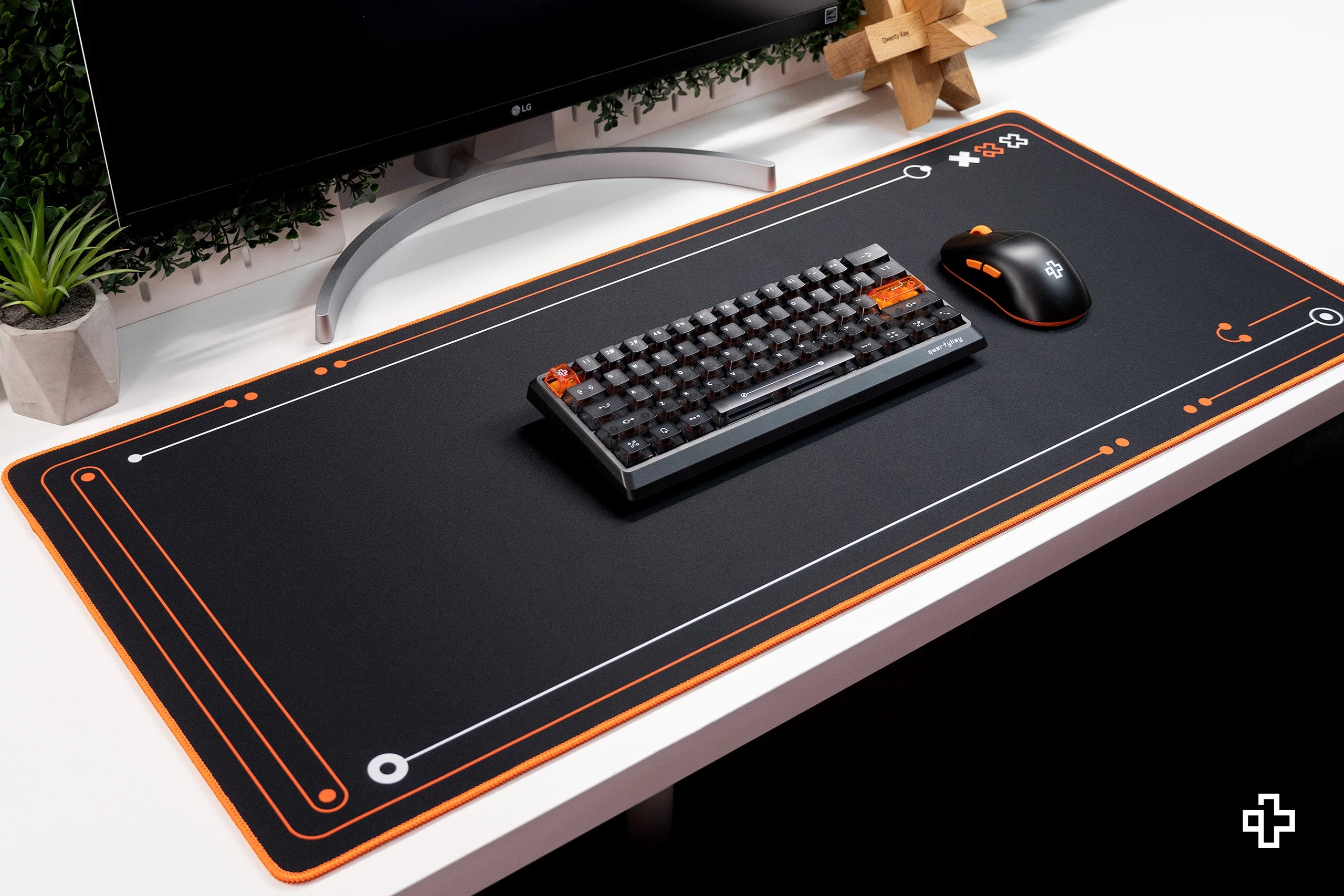 Deskmat gamingowy QwertyKey Phantom Czarna, wodoodporny, obszyte krawędzie, 4 mm, antypoślizgowy gumowy spód