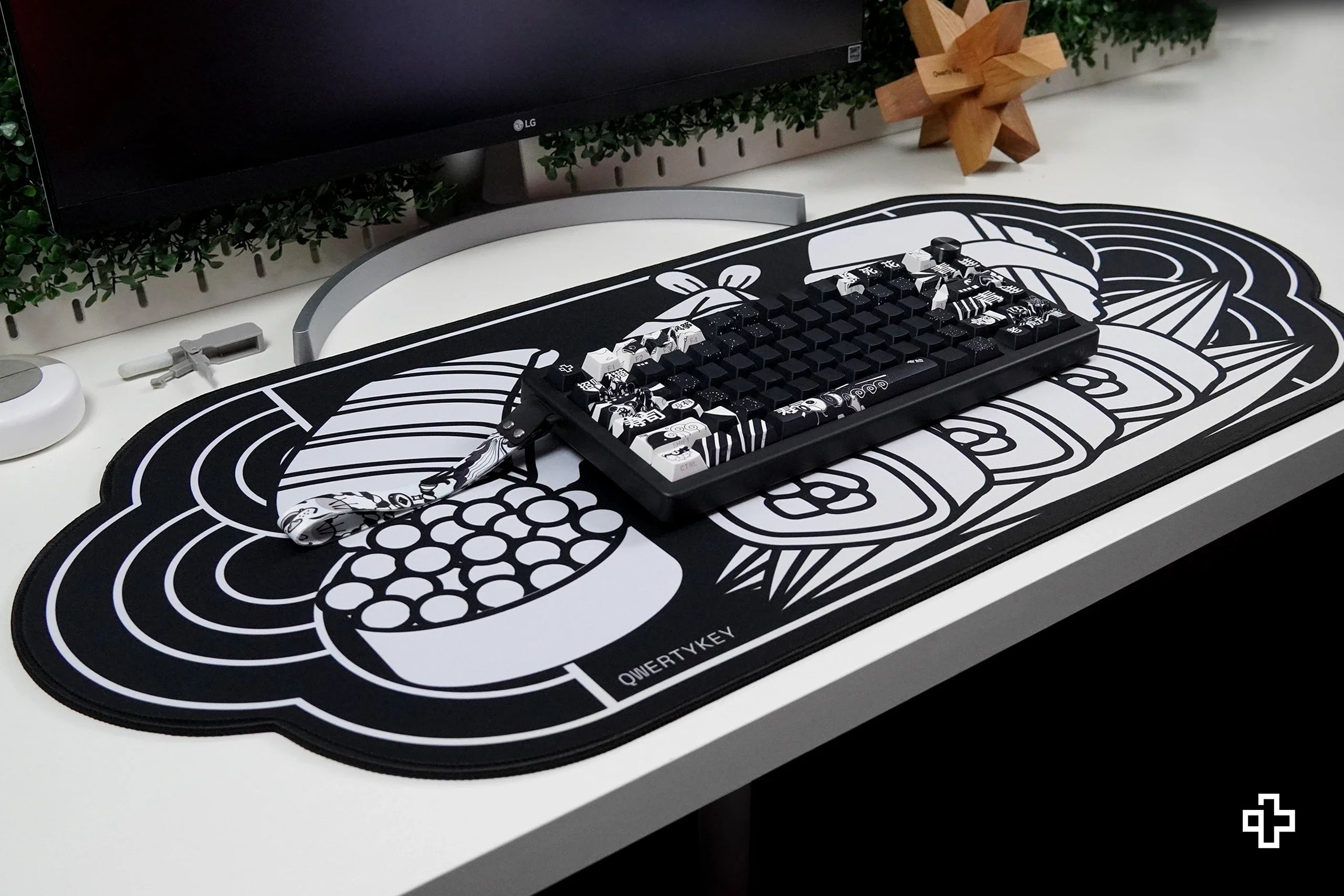 Deskmat / podkładka pod mysz QwertyKey MOMO 4 mm obszyte krawędzie