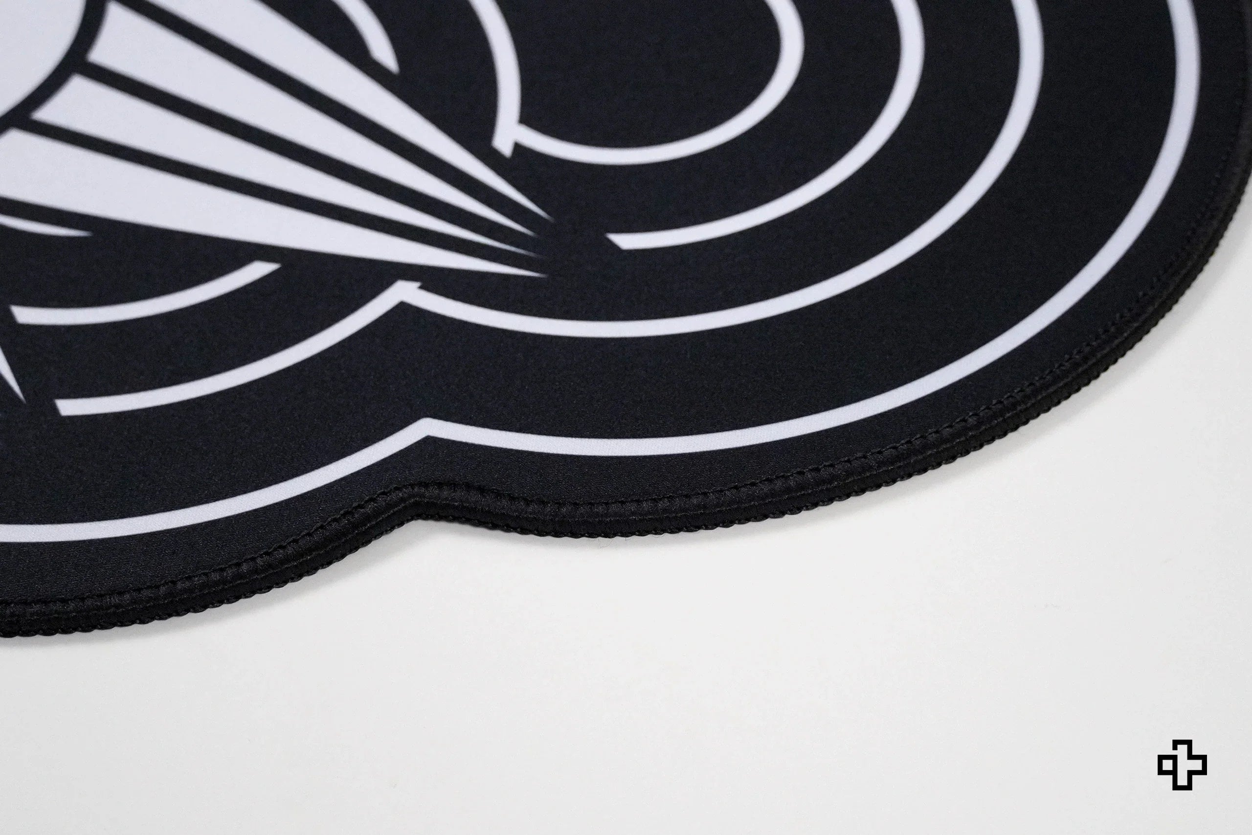 Deskmat / podkładka pod mysz QwertyKey MOMO 4 mm obszyte krawędzie
