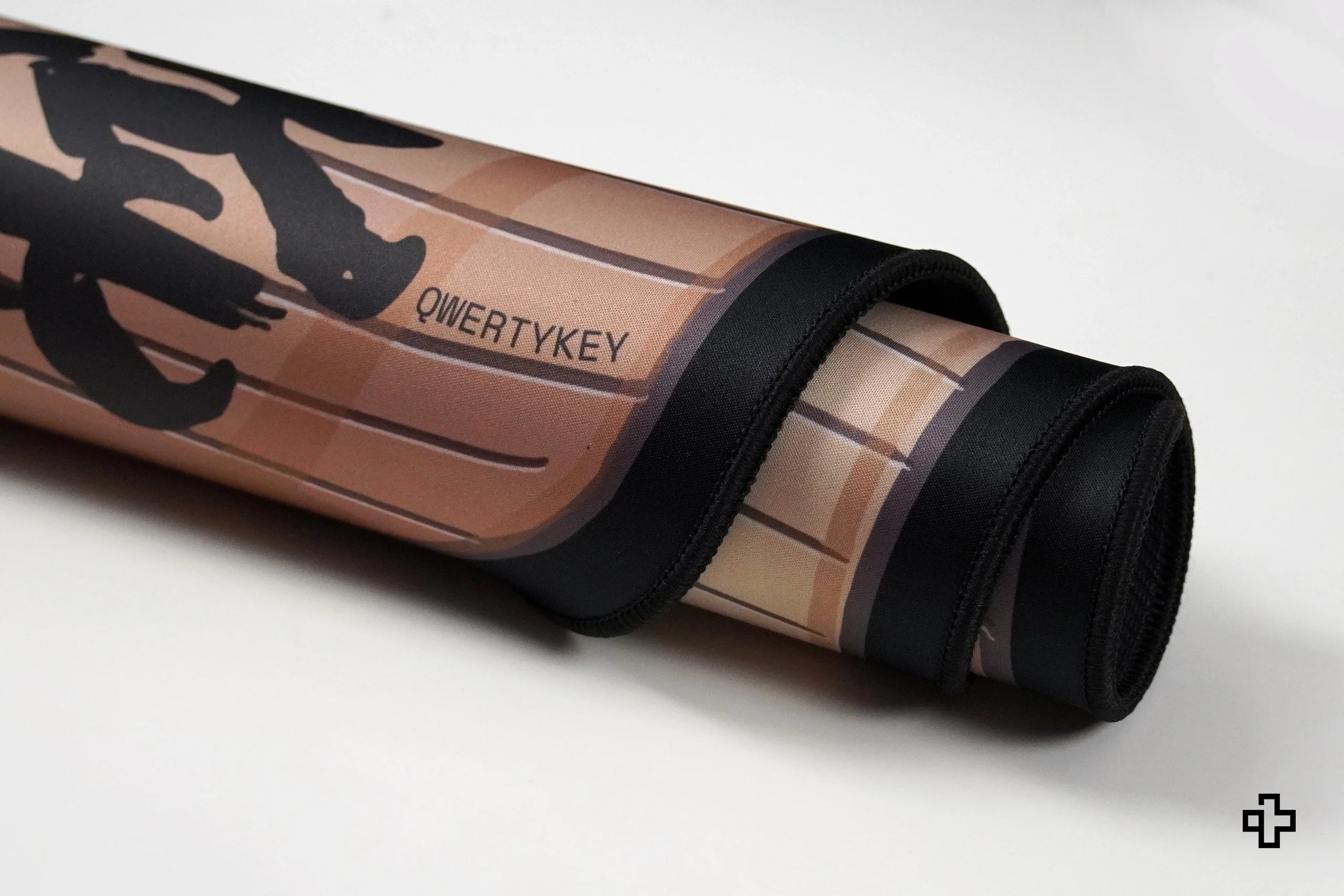 Deskmat / podkładka pod mysz QwertyKey Striker 4 mm obszyte krawędzie