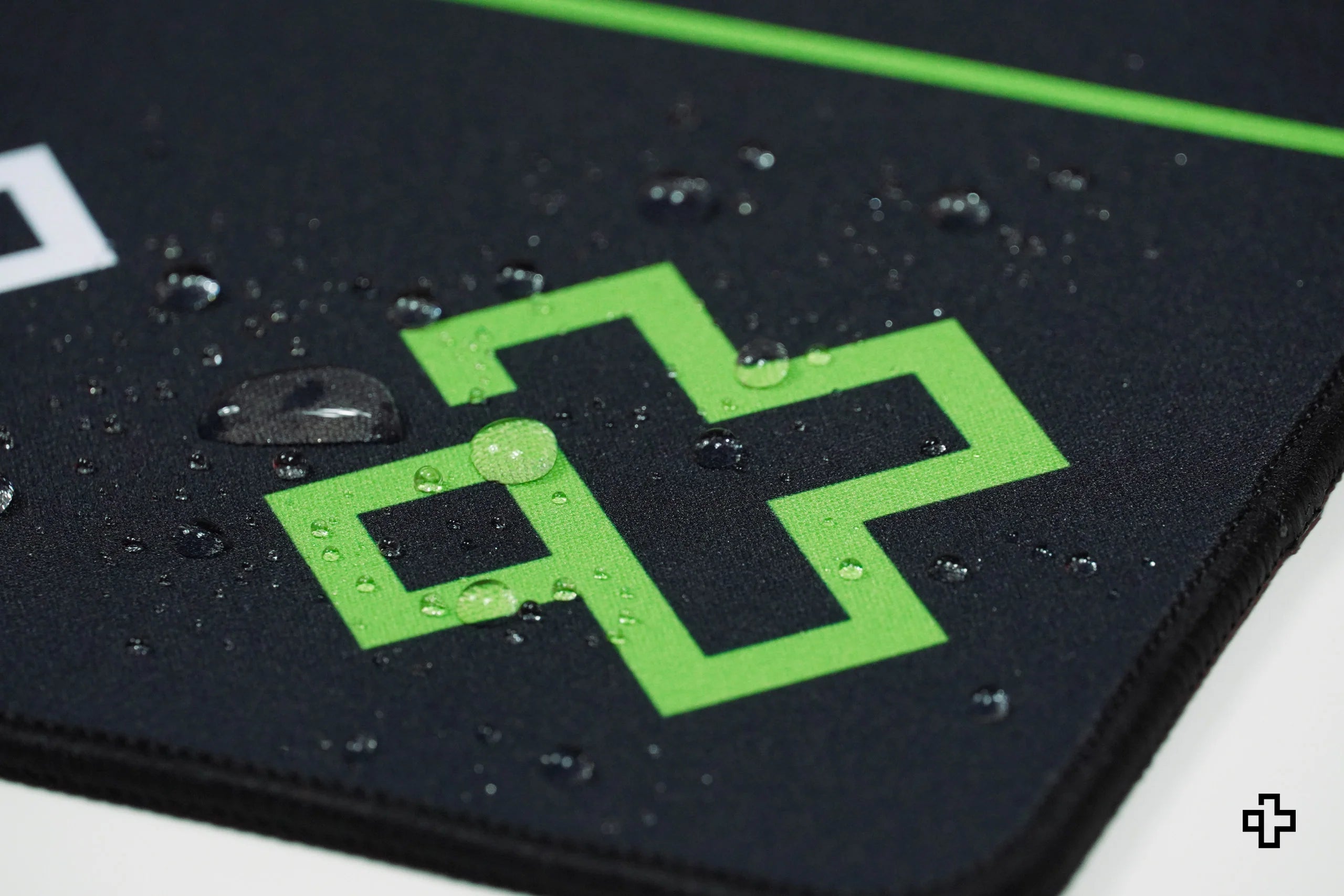 Deskmat QwertyKey Matrix, 4 mm, obszyte krawędzie