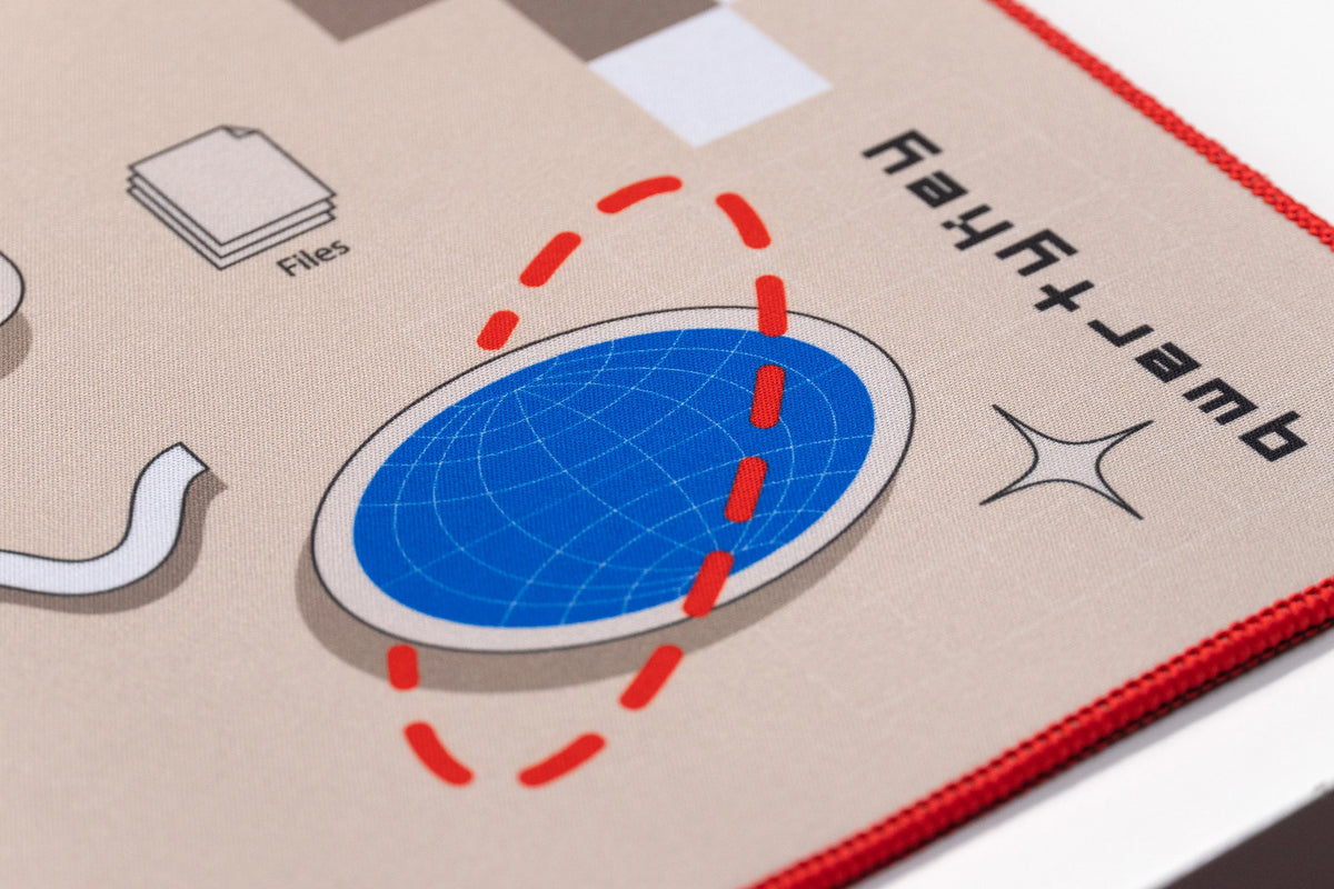 Deskmat gamingowy QwertyKey Retro, wodoodporny, obszyte krawędzie, 4 mm, antypoślizgowy gumowy spód