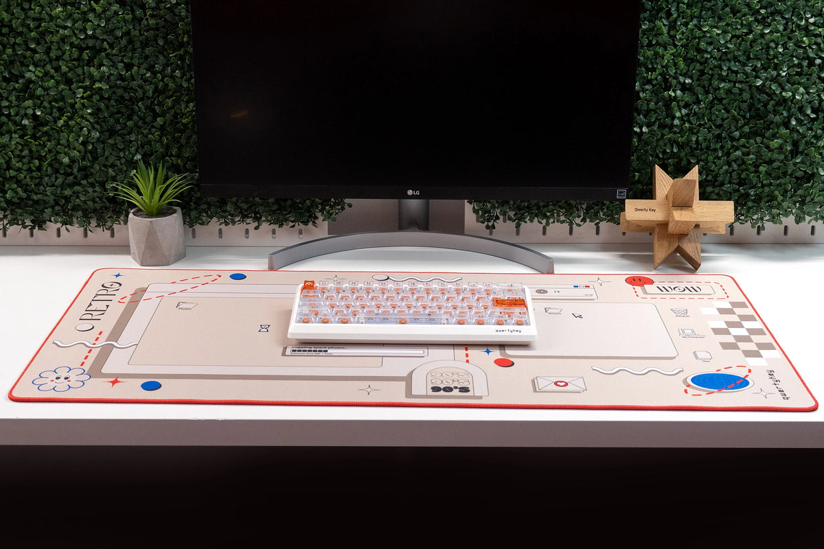 Deskmat gamingowy QwertyKey Retro, wodoodporny, obszyte krawędzie, 4 mm, antypoślizgowy gumowy spód