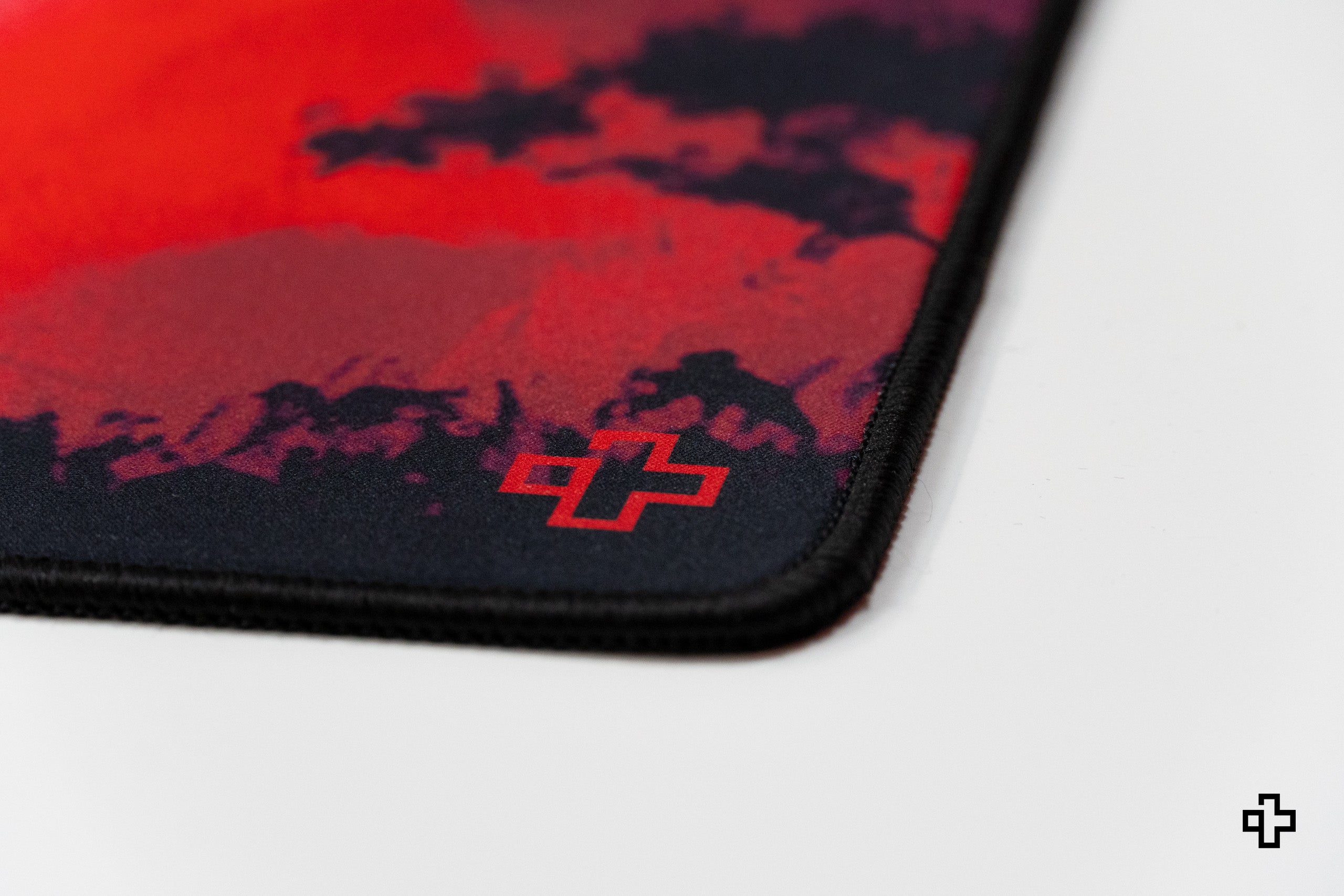 Deskmat gamingowy QwertyKey Samurai, wodoodporny, obszyte krawędzie, 4 mm, antypoślizgowy gumowy spód