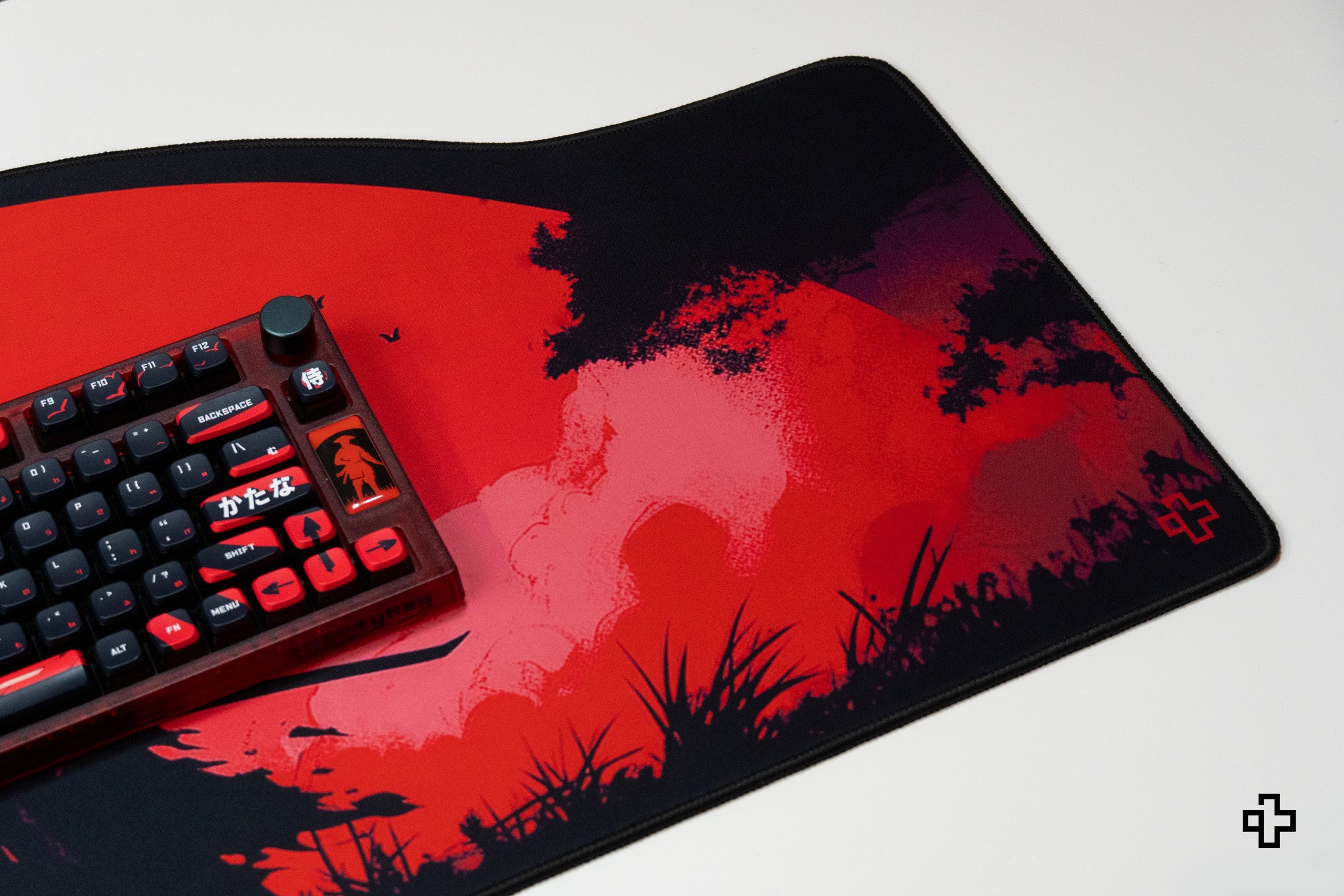 Deskmat gamingowy QwertyKey Samurai, wodoodporny, obszyte krawędzie, 4 mm, antypoślizgowy gumowy spód
