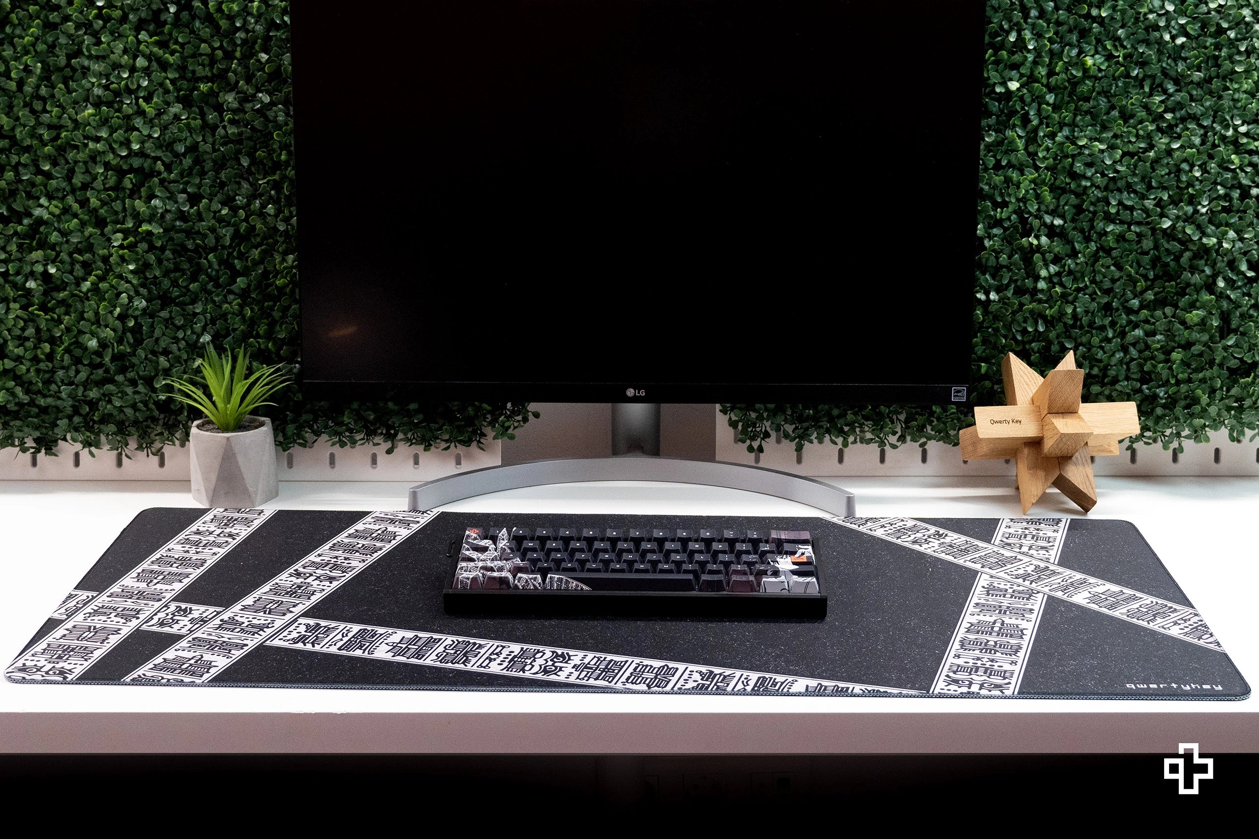 Deskmat gamingowy QwertyKey Shadow, wodoodporny, obszyte krawędzie, 4 mm, antypoślizgowy gumowy spód