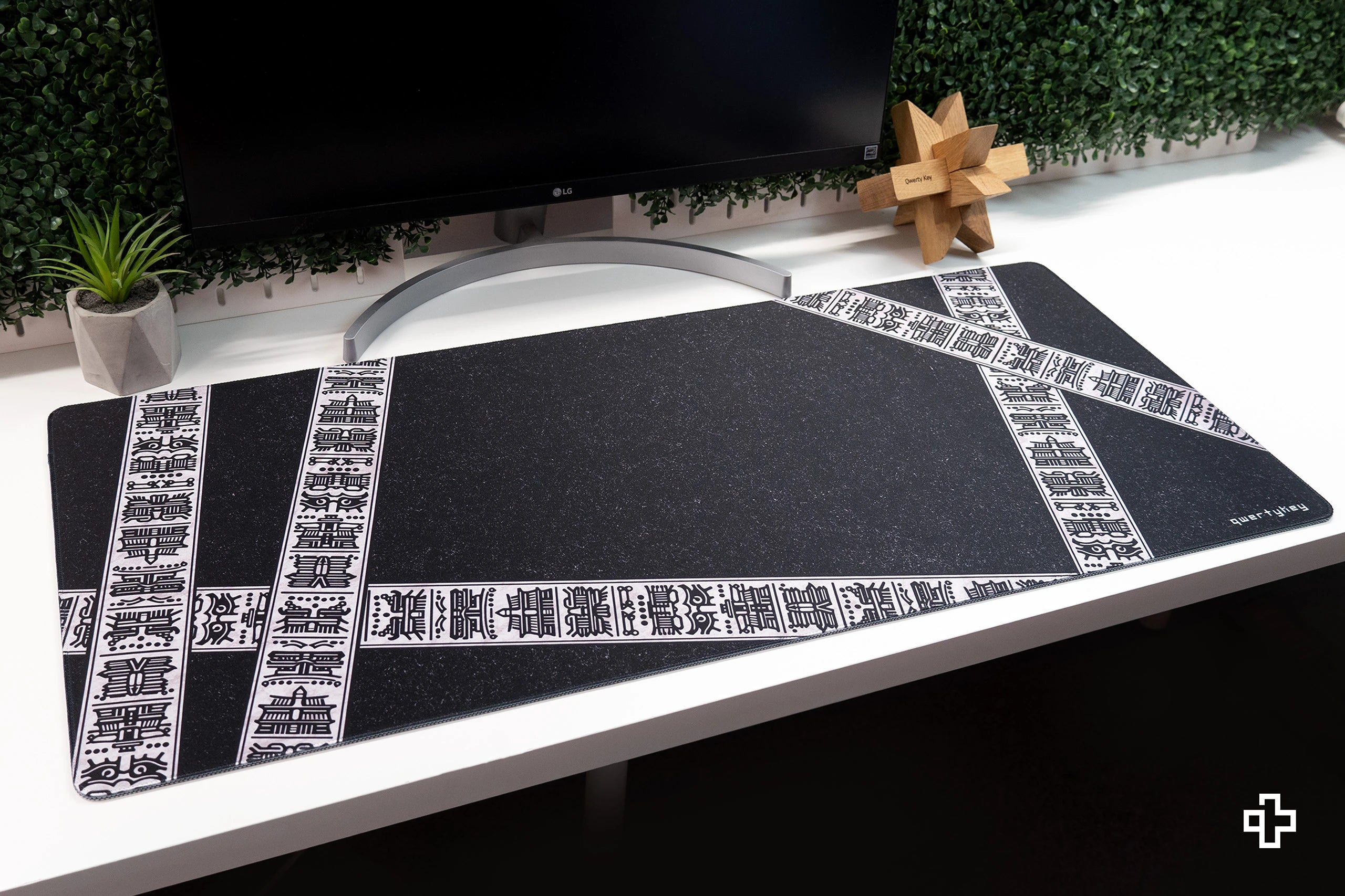 Deskmat gamingowy QwertyKey Shadow, wodoodporny, obszyte krawędzie, 4 mm, antypoślizgowy gumowy spód