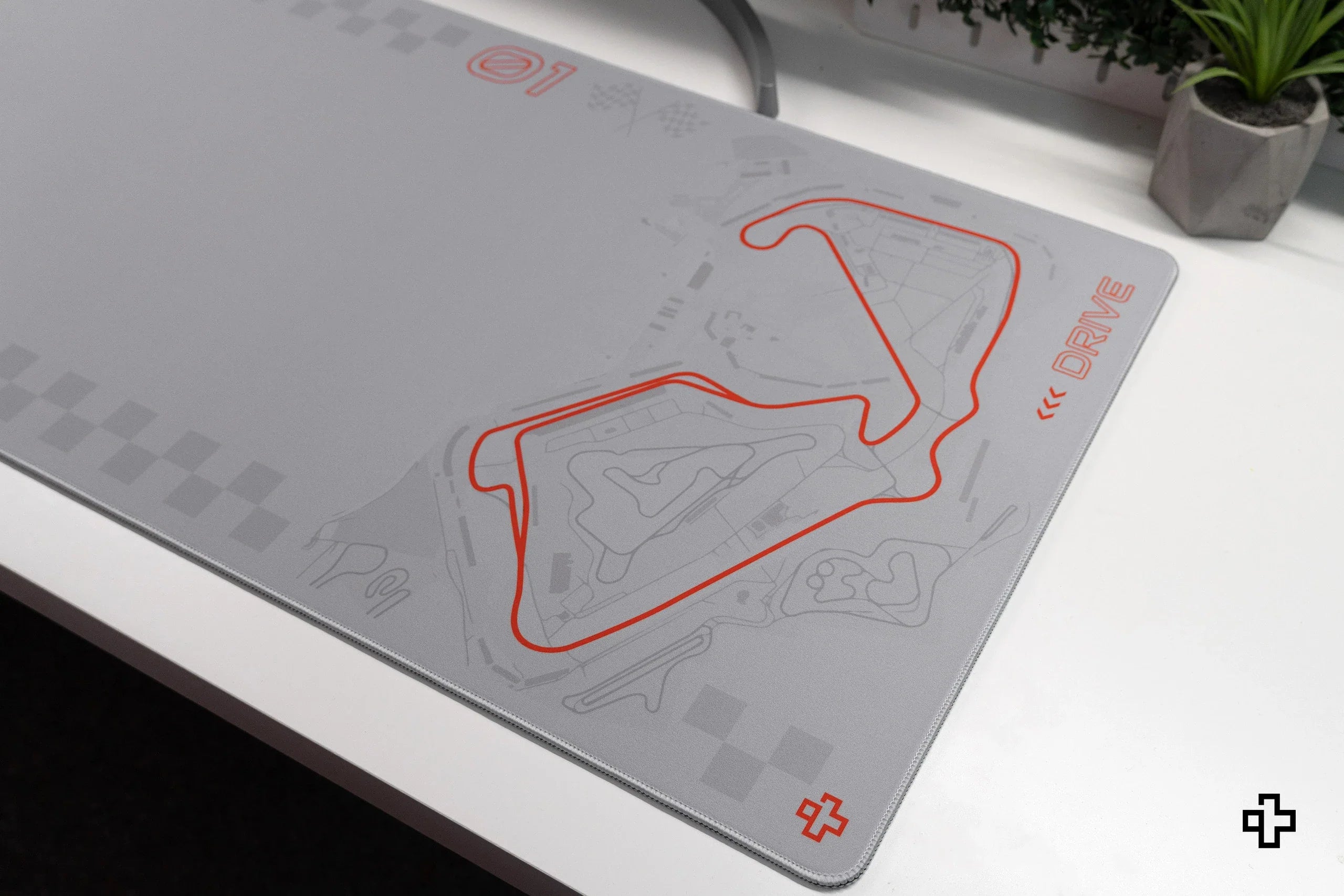 Deskmat / podkładka pod mysz Formula Silver Circuit, 4 mm, obszyte krawędzie