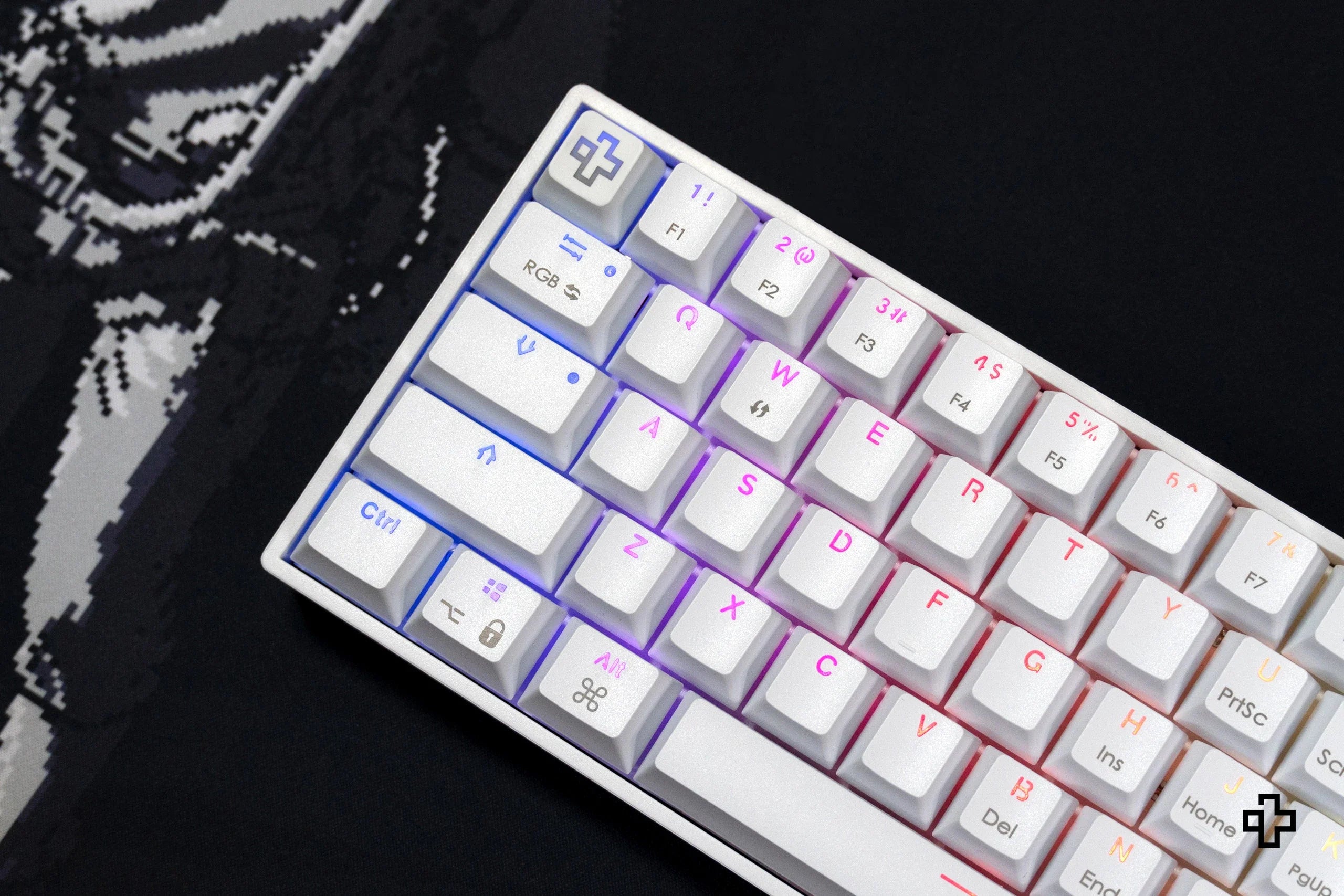 QwertyKey H61 Split, biała - klawiatura mechaniczna gamingowa, Hotswap, RGB