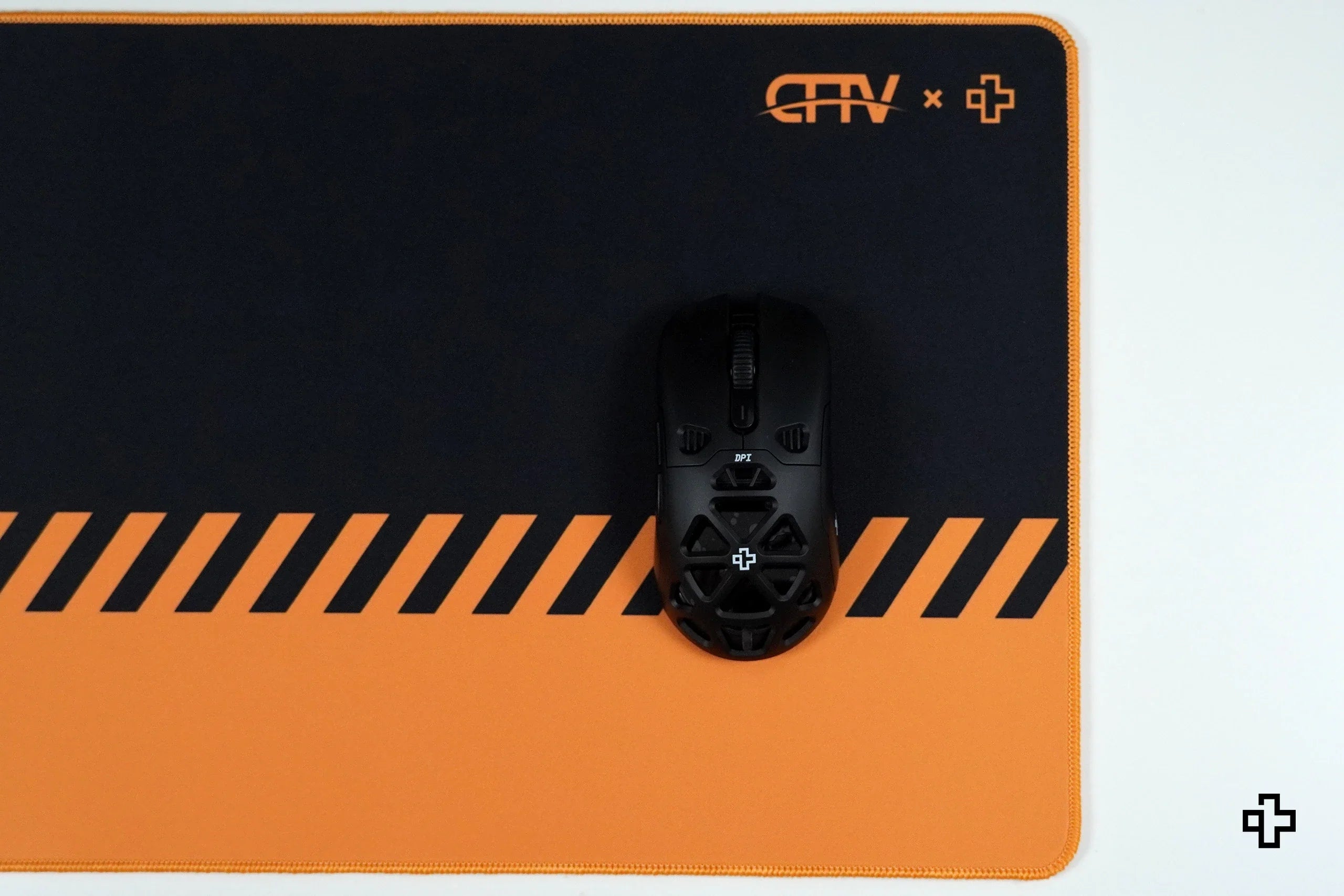 Deskmat / podkładka pod mysz QwertyKey x ClipFixTV 4 mm obszyte krawędzie