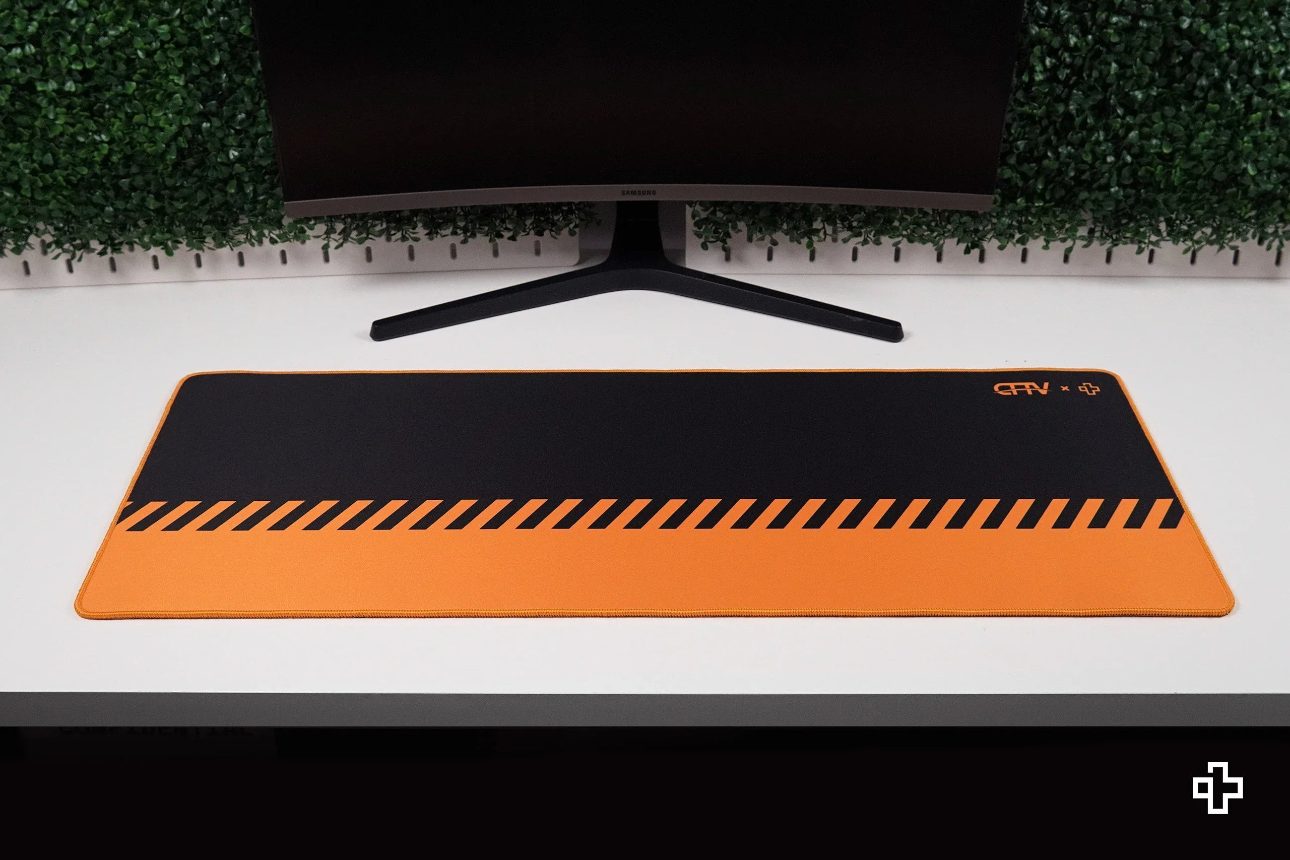 Deskmat / podkładka pod mysz QwertyKey x ClipFixTV 4 mm obszyte krawędzie