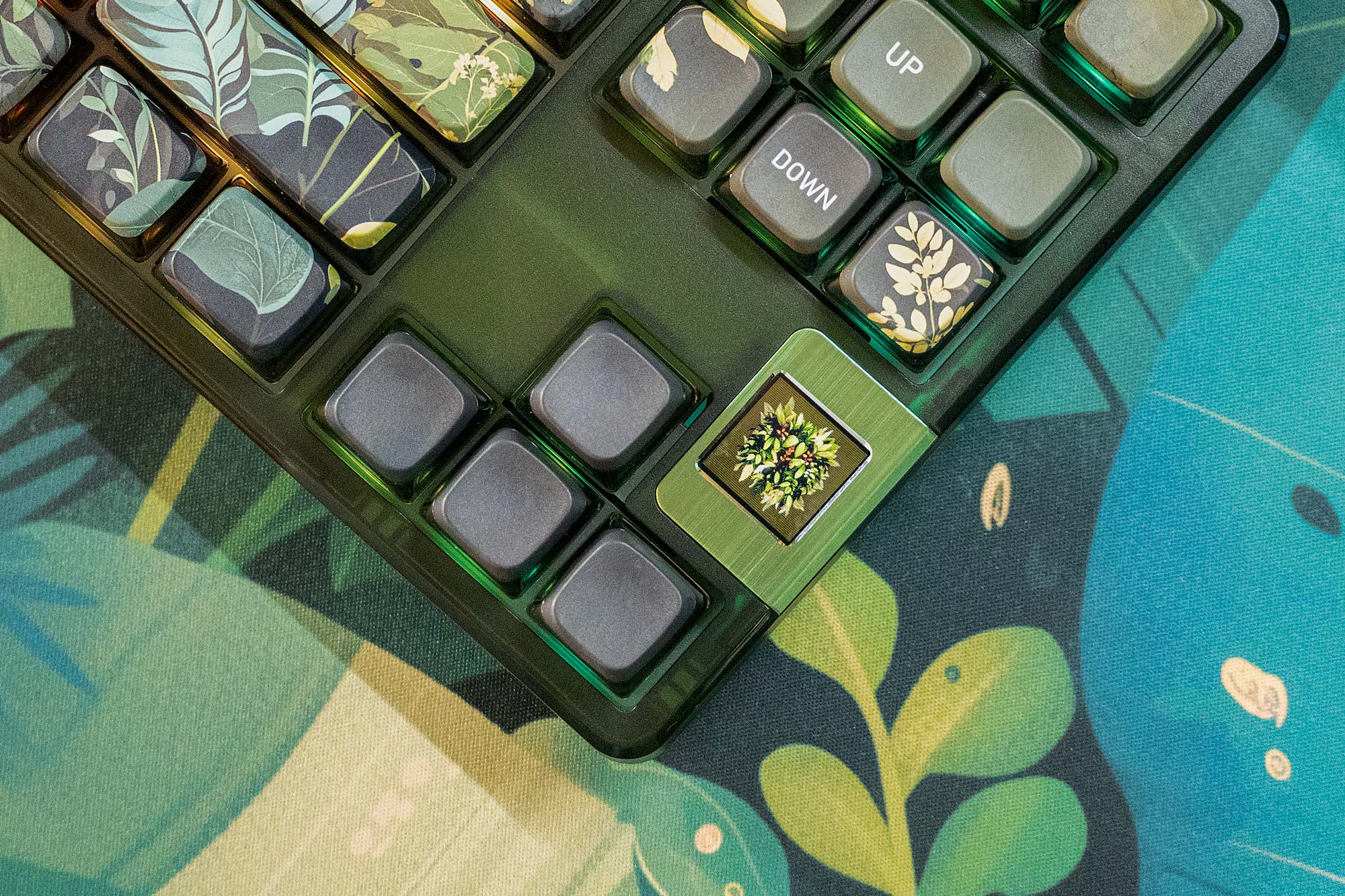 QwertyKey80 Leaf - bezprzewodowa klawiatura mechaniczna gamingowa, Hotswap, RGB, QMK/VIA, gasket mount, z ekranem