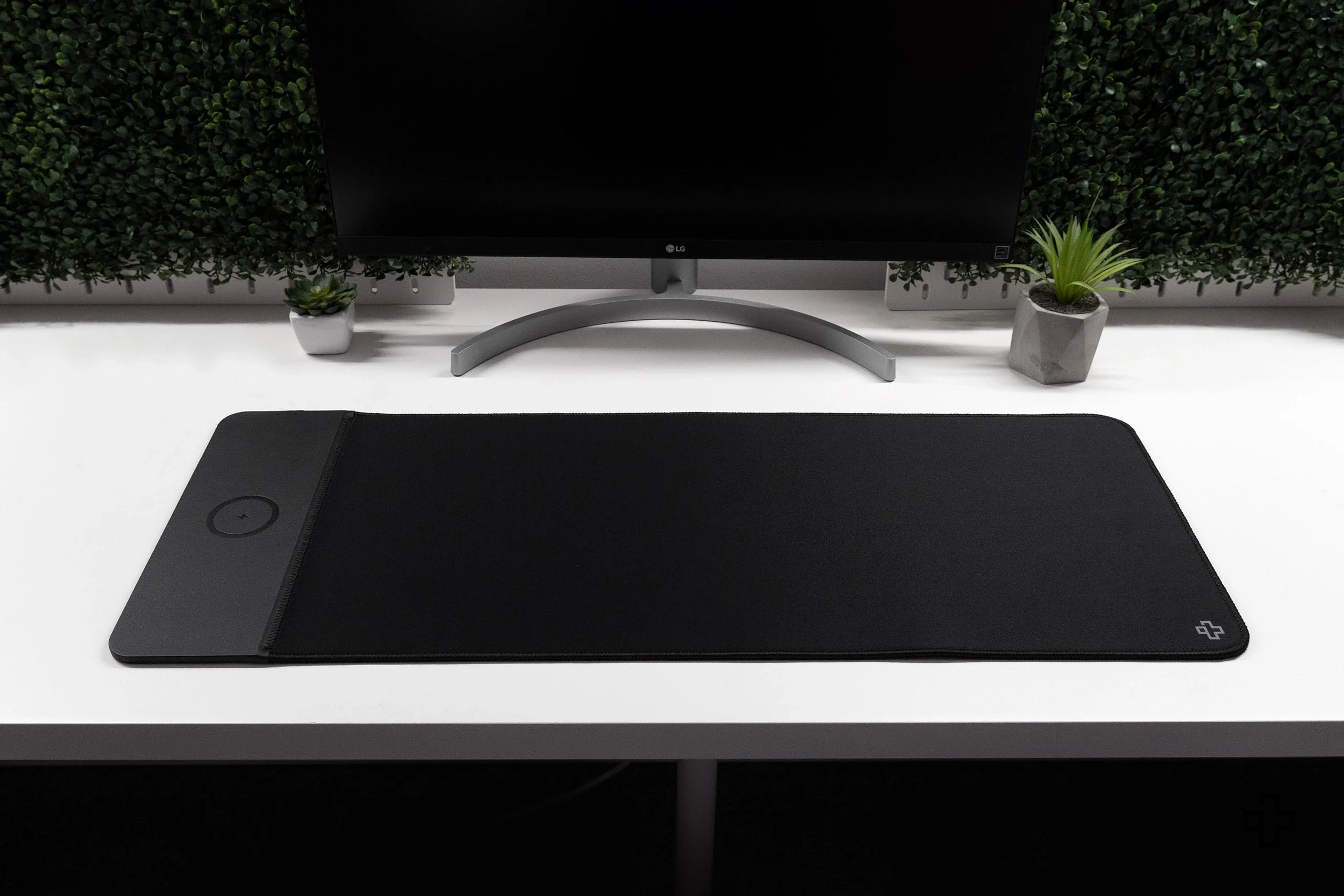Deskmat / podkładka pod mysz z ładowaniem bezprzewodowym czarna