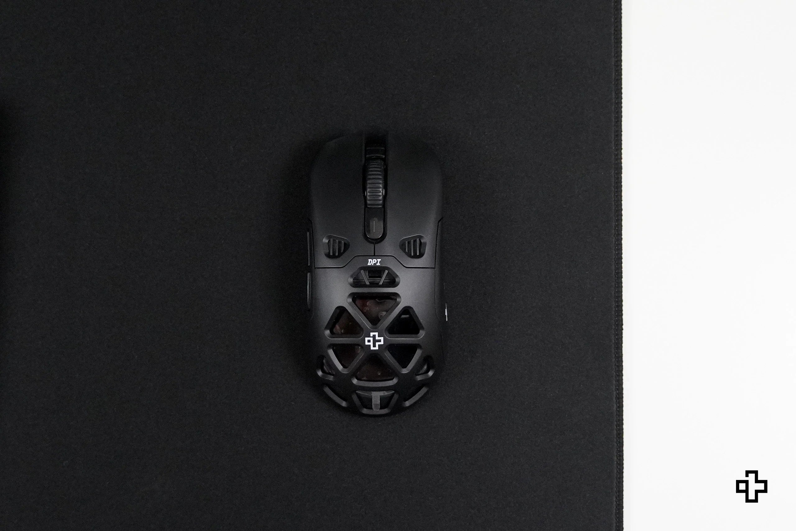 Deskmat / podkładka pod mysz QwertyKey czarna Classic prosta 4 mm obszyte krawędzie