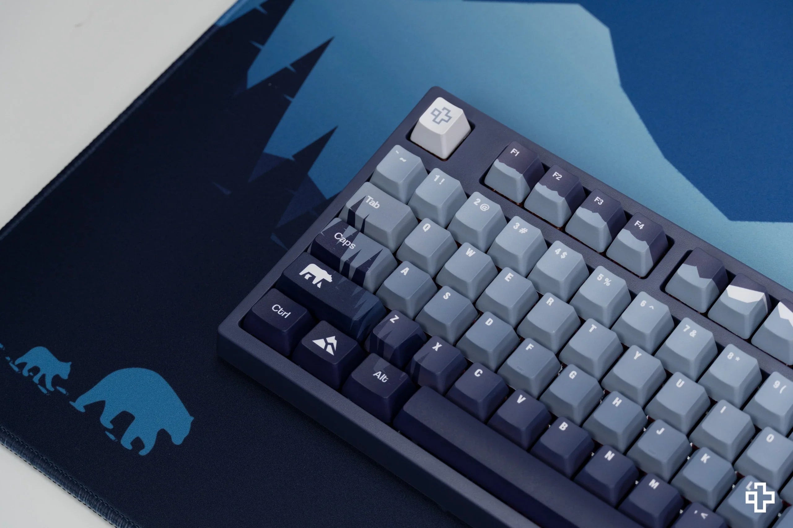 Deskmat / podkładka pod mysz QwertyKey Carpathian 4 mm obszyte krawędzie
