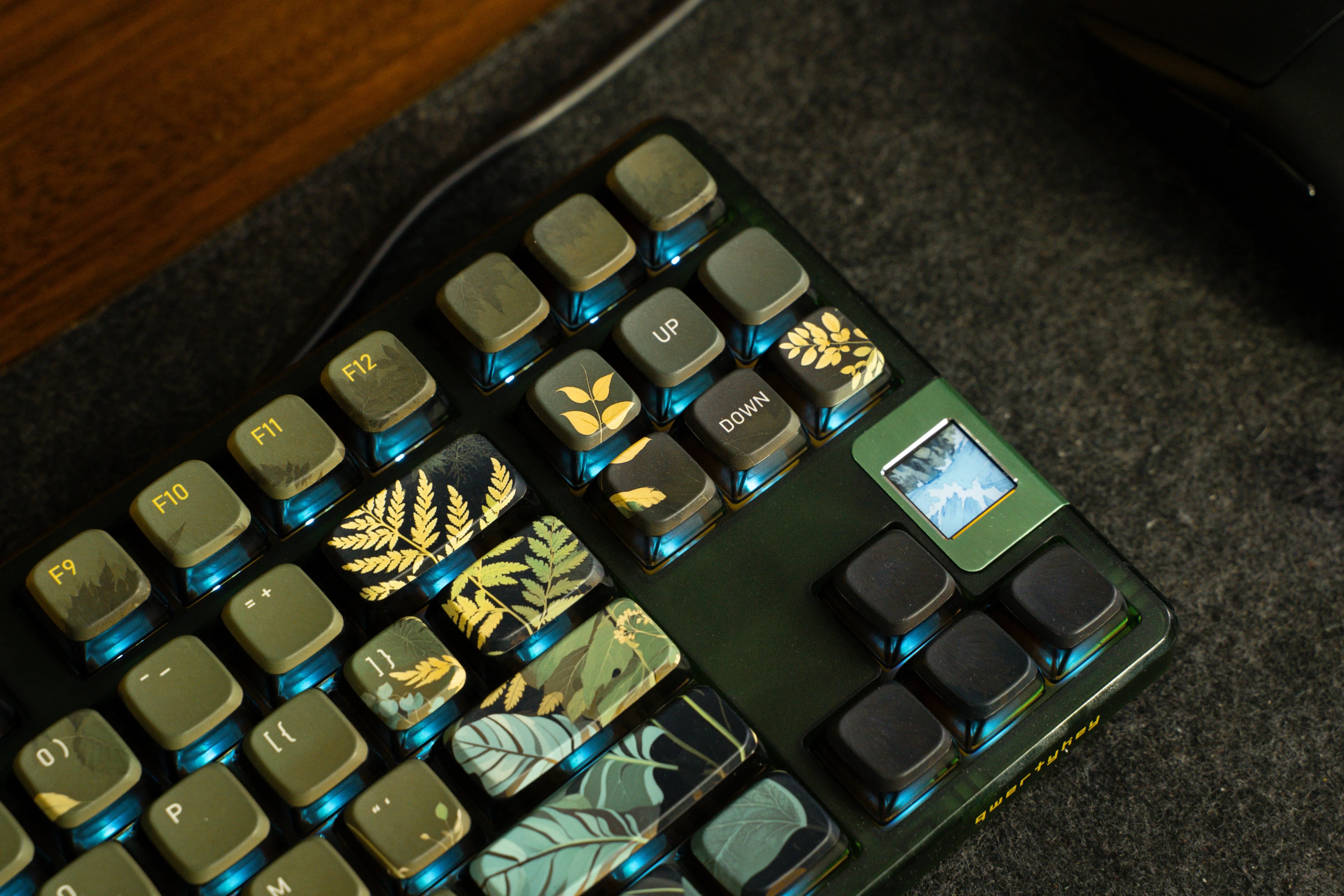 QwertyKey80 Leaf - bezprzewodowa klawiatura mechaniczna gamingowa, Hotswap, RGB, QMK/VIA, gasket mount, z ekranem