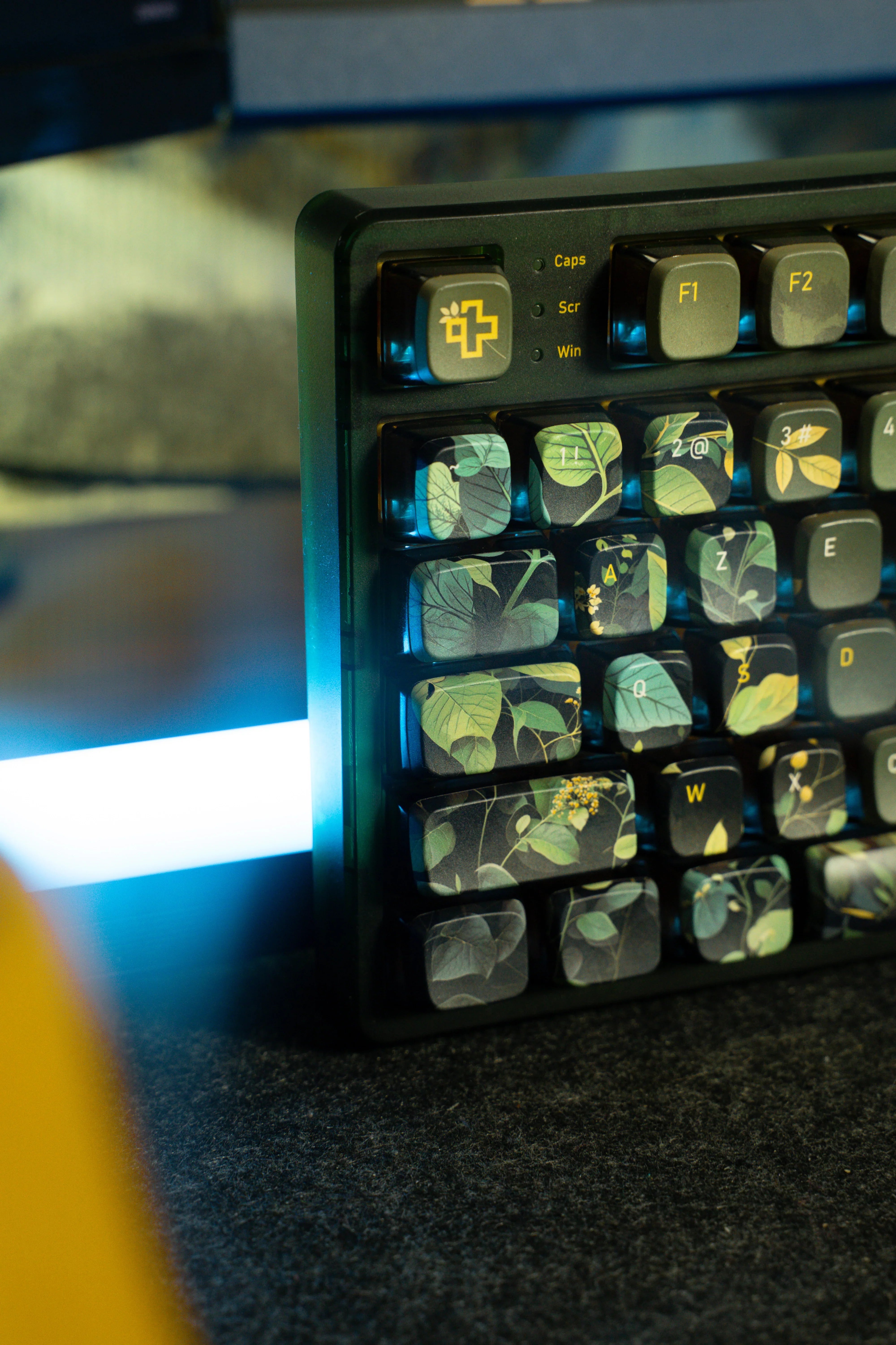 QwertyKey80 Leaf - bezprzewodowa klawiatura mechaniczna gamingowa, Hotswap, RGB, QMK/VIA, gasket mount, z ekranem