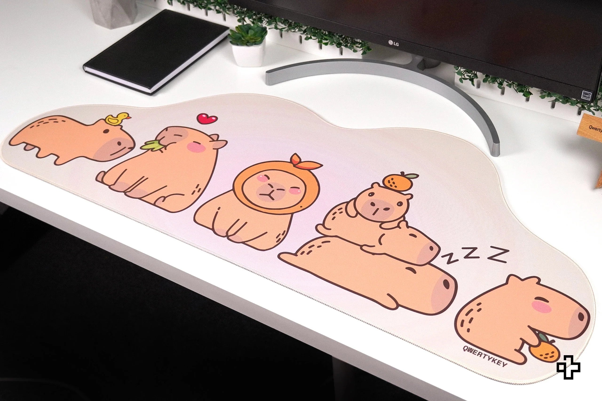 Deskmat / podkładka pod mysz QwertyKey Capybara 4 mm obszyte krawędzie
