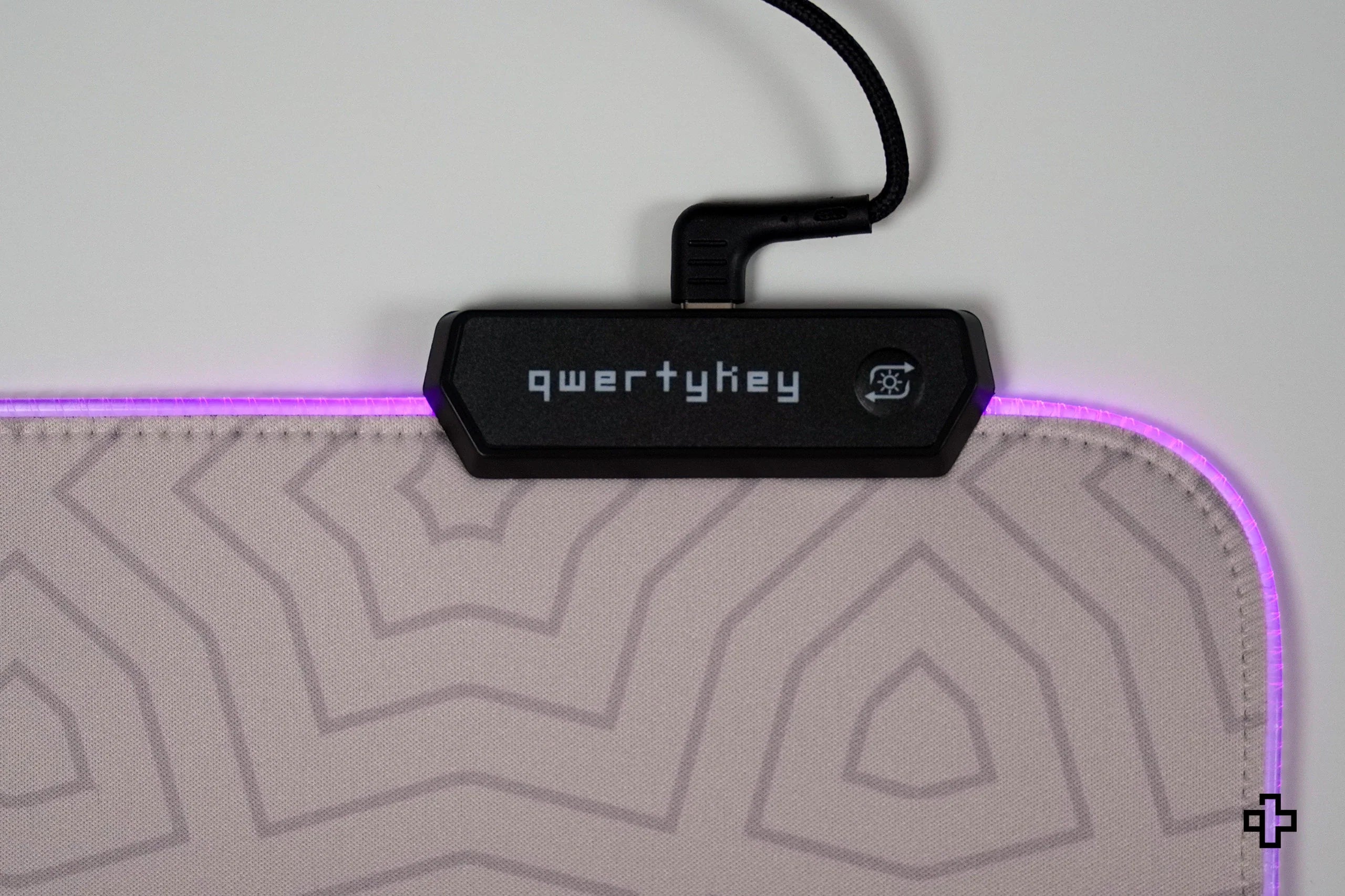 Deskmat / podkładka pod mysz QwertyKey Sharingan Eye RGB 4 mm obszyte krawędzie